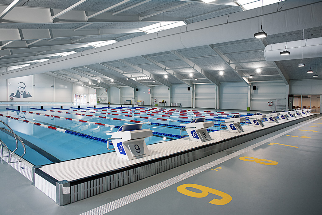 White fabric duct inside Taastrup indoor swimming pool, DK, 2