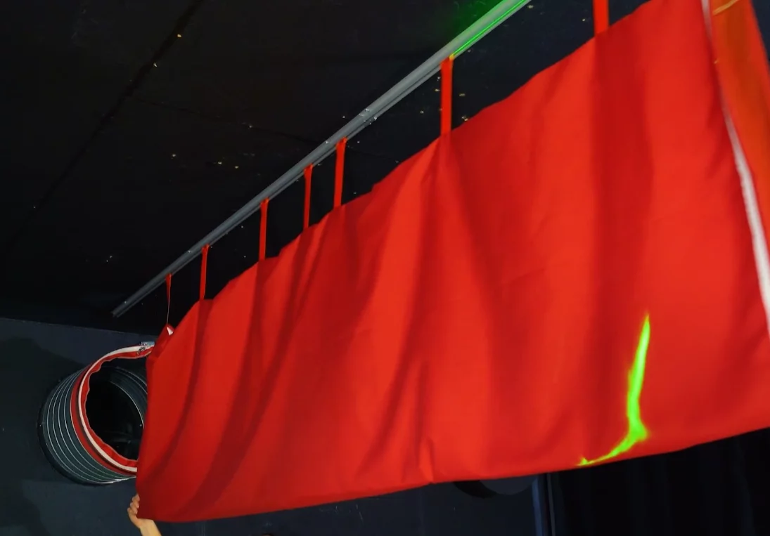 Fabric duct mounted on a suspension system