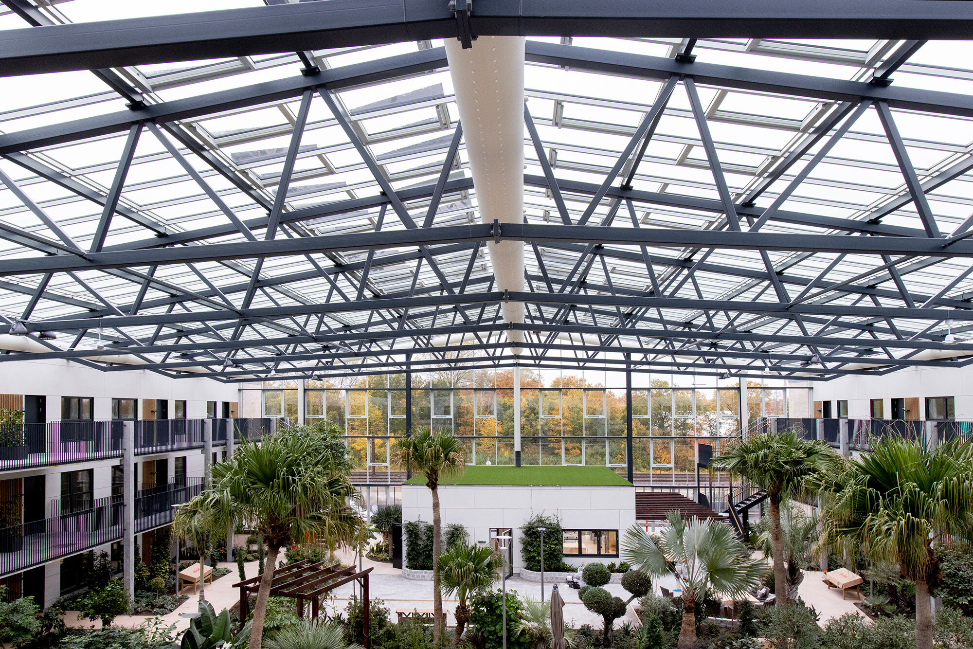 Textilkanal im Atrium der Boverian Seniorenwohnanlage in Dänemark für eine gleichmäßige Luftverteilung.