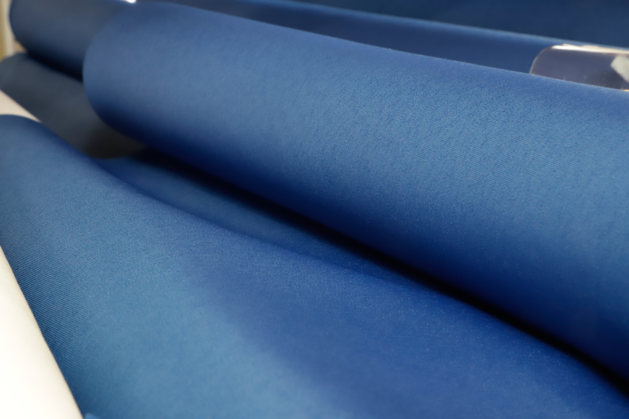 Blaues Gewebe für Textilkanäle in einem textilen Lüftungssystem.