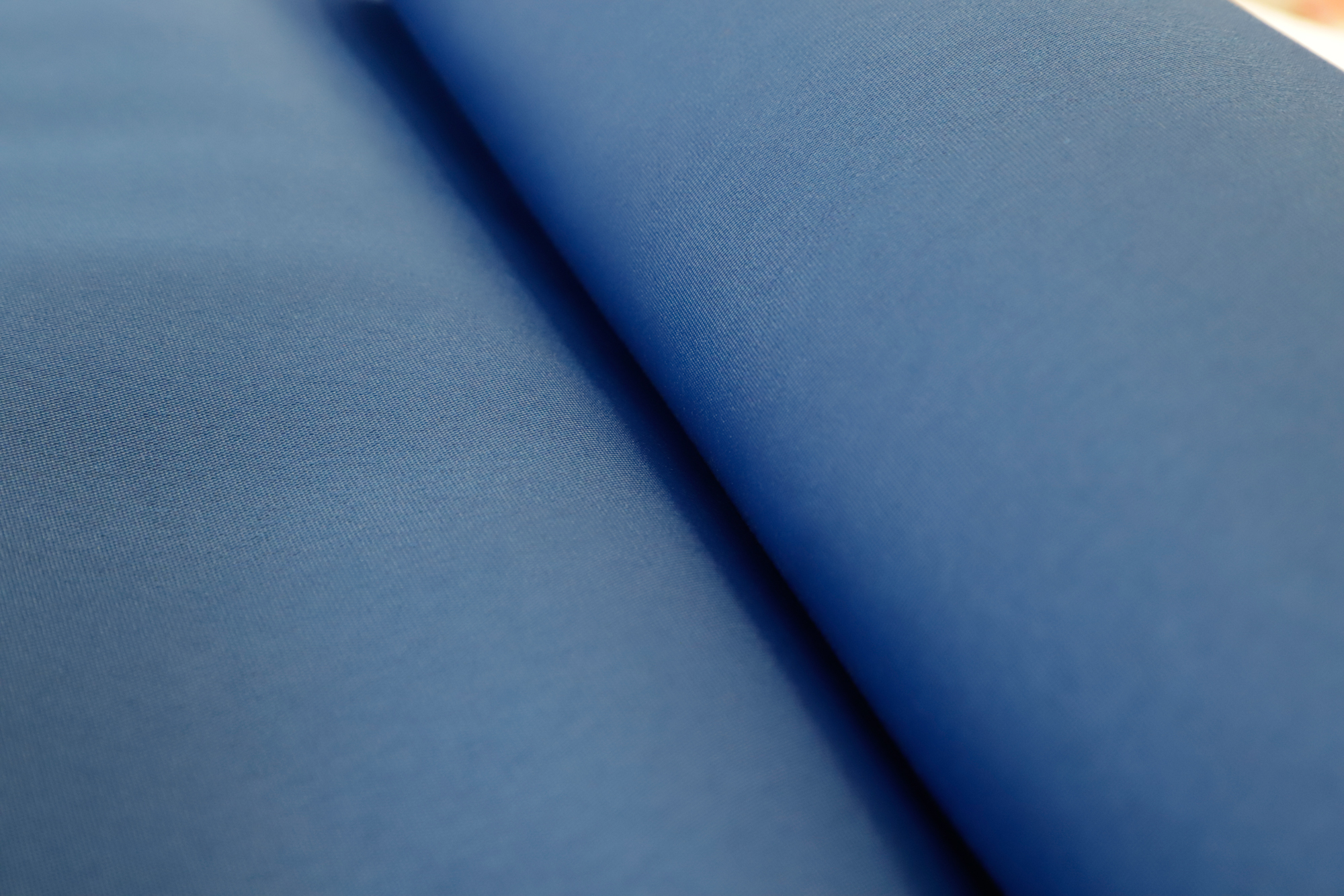 Detailaufnahme eines blauen technischen Gewebes für Textilkanal Lüftungssysteme.