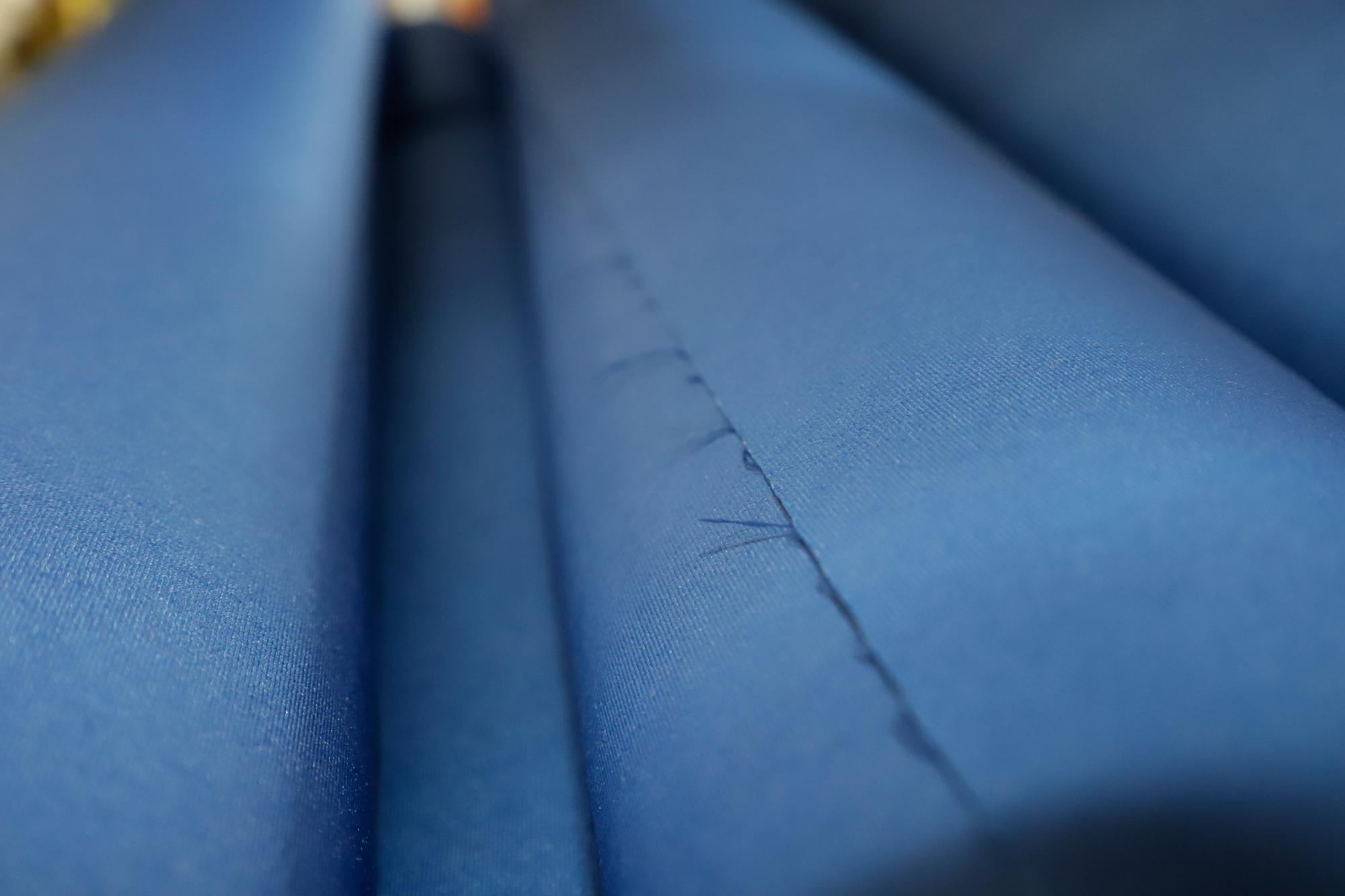 Nahaufnahme eines blauen Textilkanal-Gewebes zur Luftverteilung in textilen Lüftungssystemen.