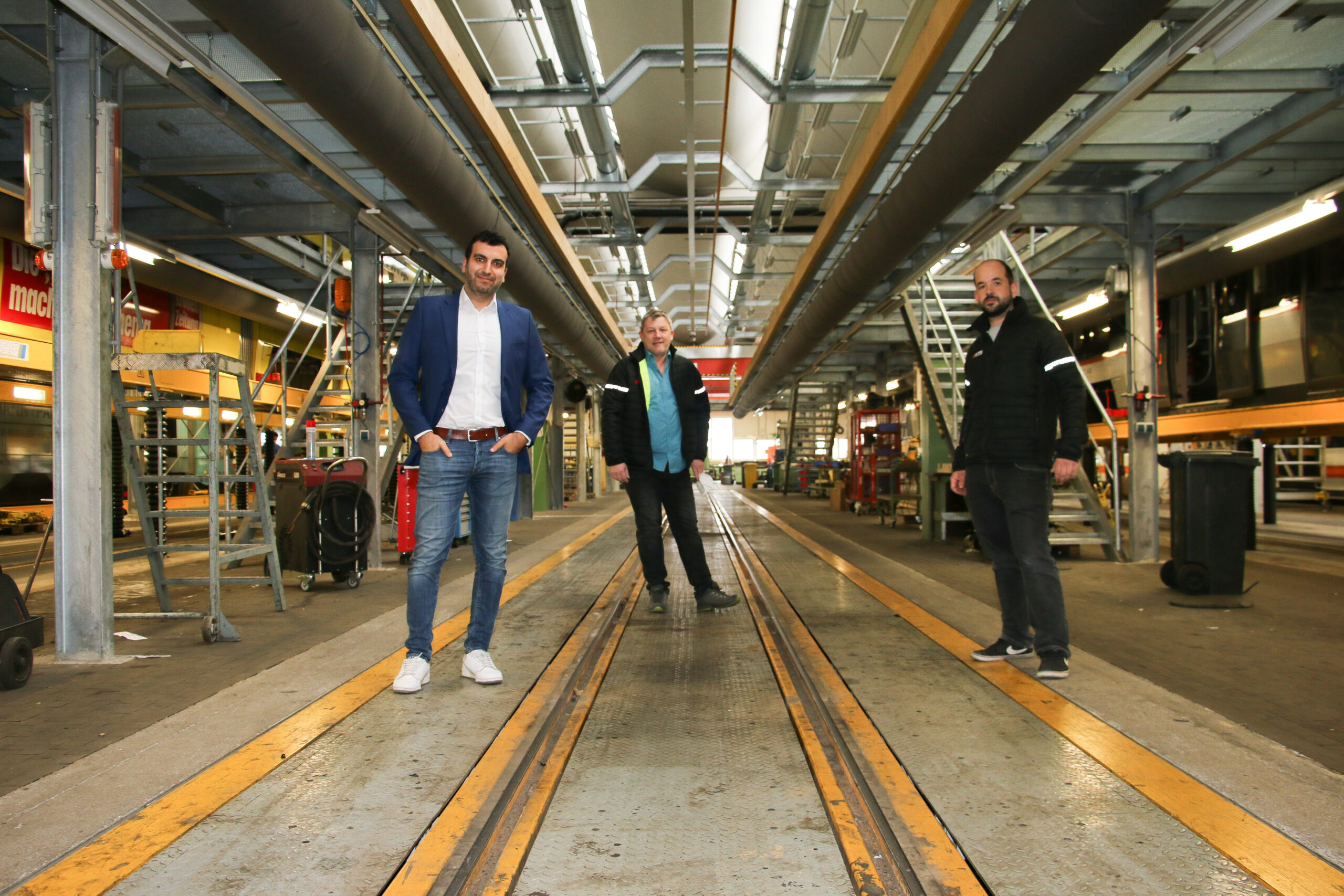 Industriehalle der Linz AG mit großem textilkanal Lüftungssystem unter der Decke über der Wartungsanlage, Österreich