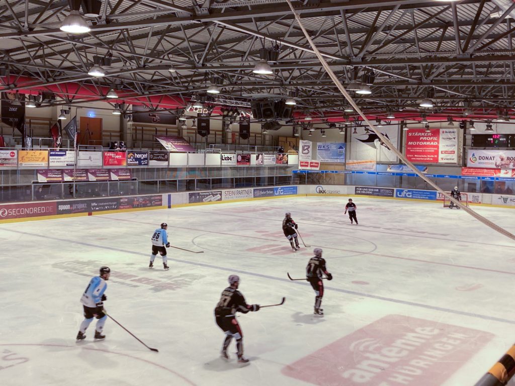 Eishockeyspiel im Eissportzentrum Erfurt mit installiertem textilkanal Lüftungssystem unter der Hallendecke über der Eisfläche, Deutschland
