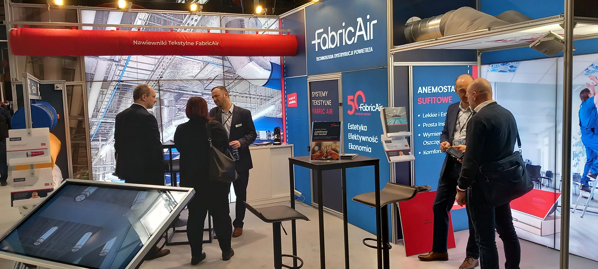 Messestand von FabricAir auf der HVAC Expo 2023 in Warschau mit Fachbesuchern im Austausch über textile Luftverteilungssysteme.
