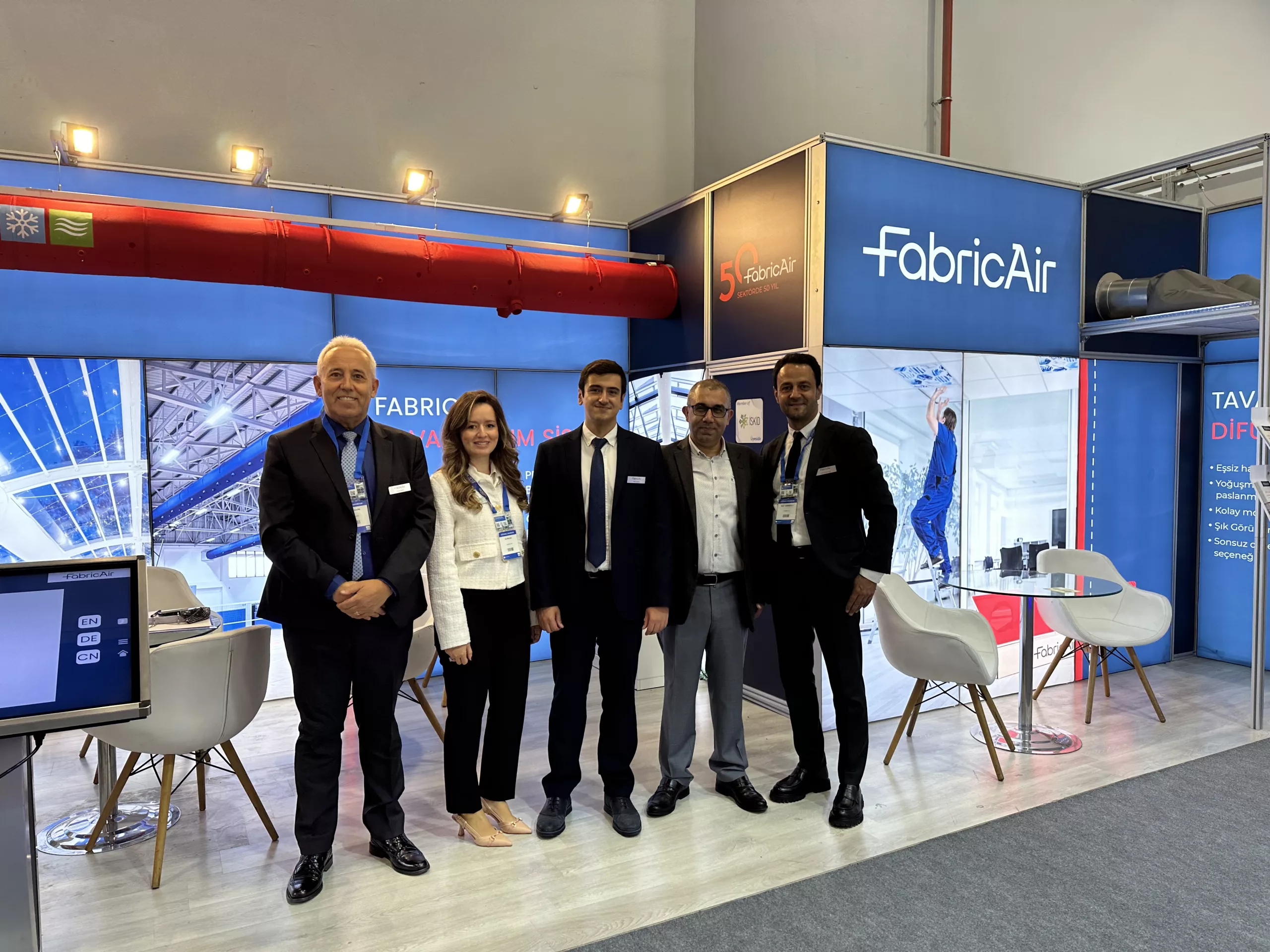 FabricAir Team präsentiert Lösungen am Messestand während der ISK-SODEX 2023 HVAC-Fachmesse in Istanbul, Türkei