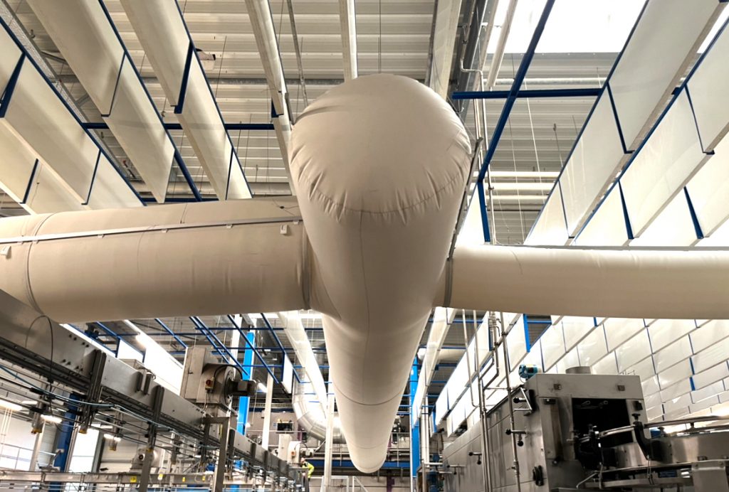 Große industrielle Produktionshalle mit verzweigtem textilen Luftkanäle-System