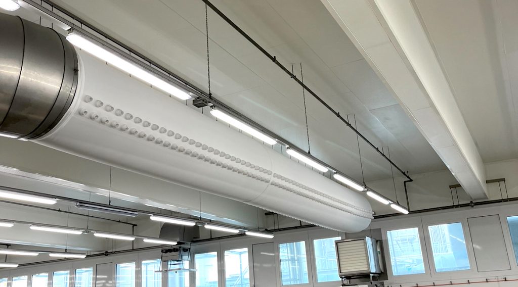 Industrielle Halle mit großem textilen Luftkanal unter der Decke