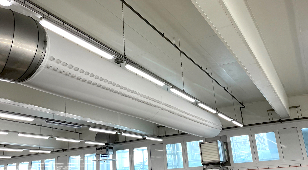 Industrielle Halle mit großem textilen Luftkanal unter der Decke
