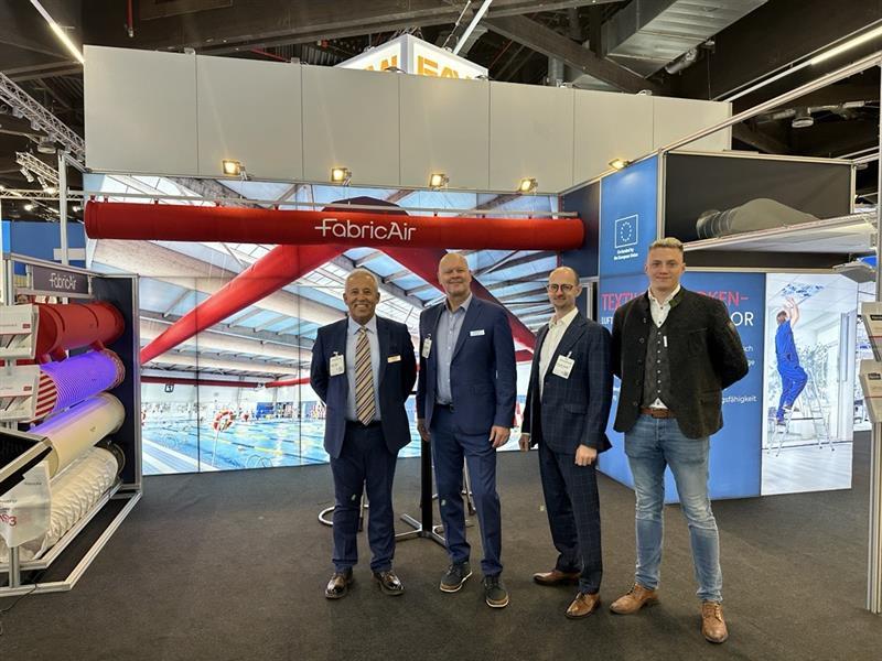FabricAir Team am Messestand auf der Chillventa 2024 in Nürnberg während einer HVAC-Fachmesse, Deutschland