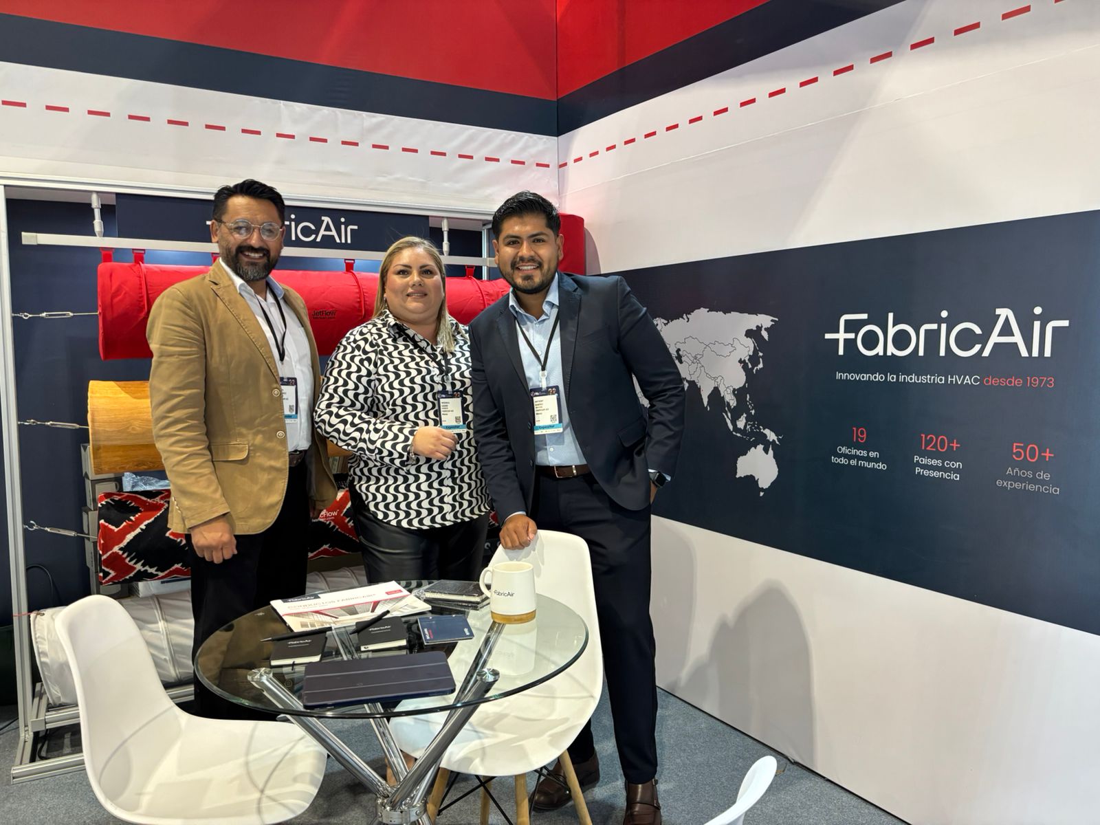 FabricAir Team am Messestand auf der Expo Acaire 2024 während einer HVAC-Fachmesse, Kolumbien