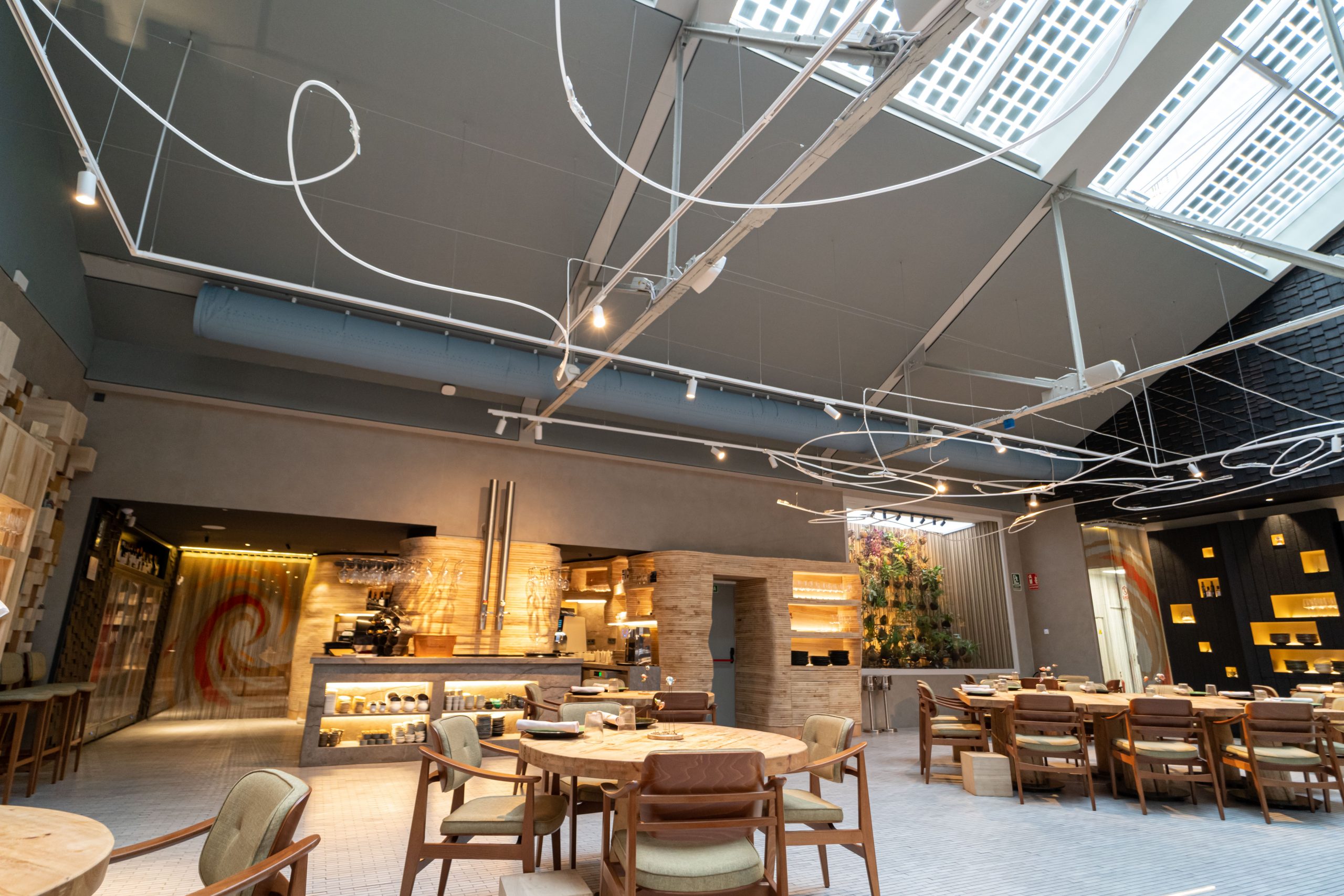 Textile Luftverteilsysteme im Einsatz zur effizienten Klimatisierung eines Gewerbegebäudes