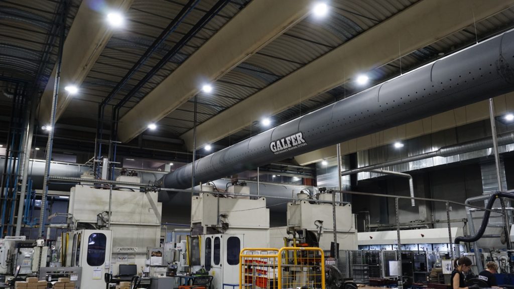 Installation eines textilen Luftverteilsystems in einer industriellen Produktionshalle