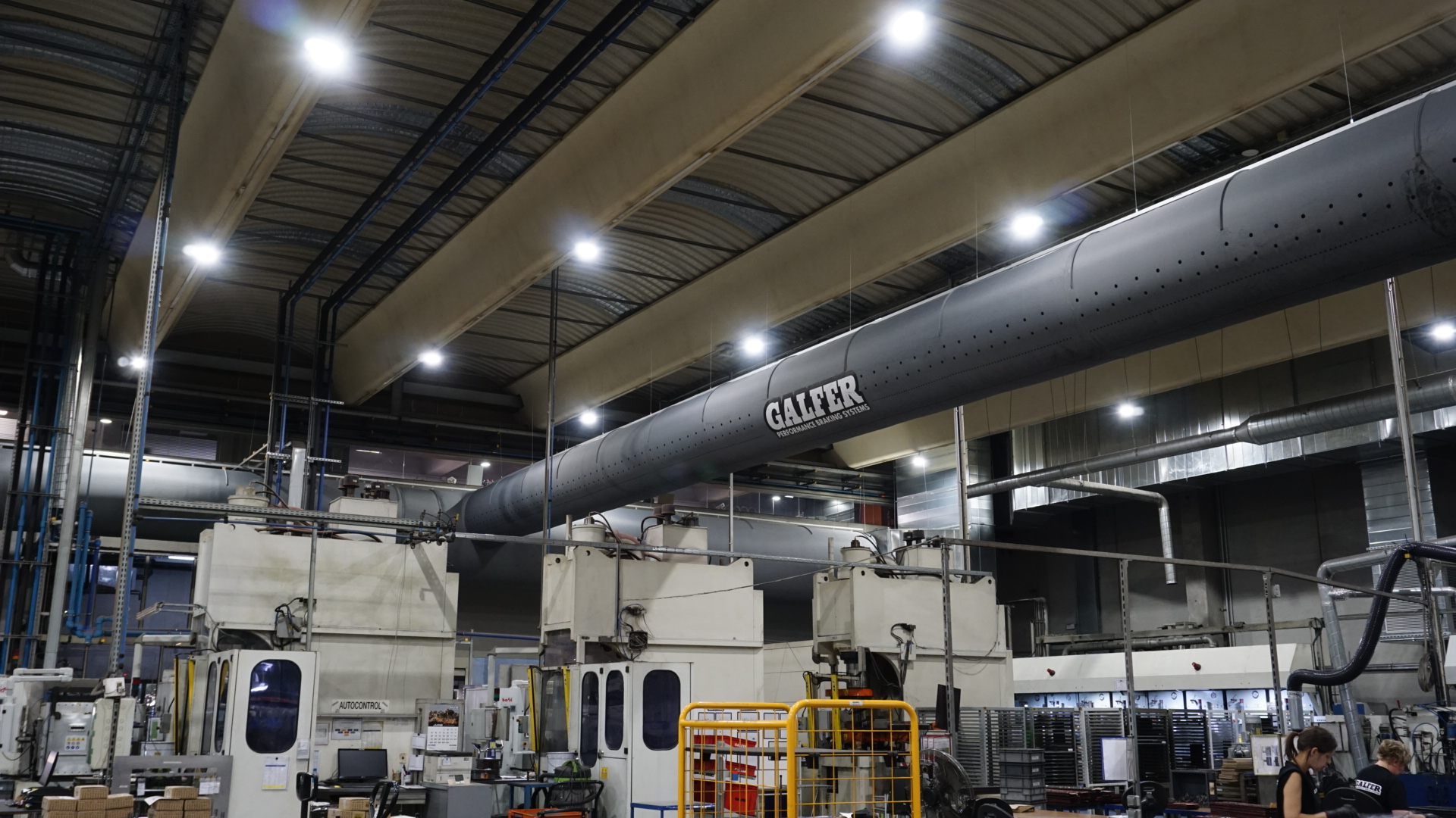 Installation eines textilen Luftverteilsystems in einer industriellen Produktionshalle