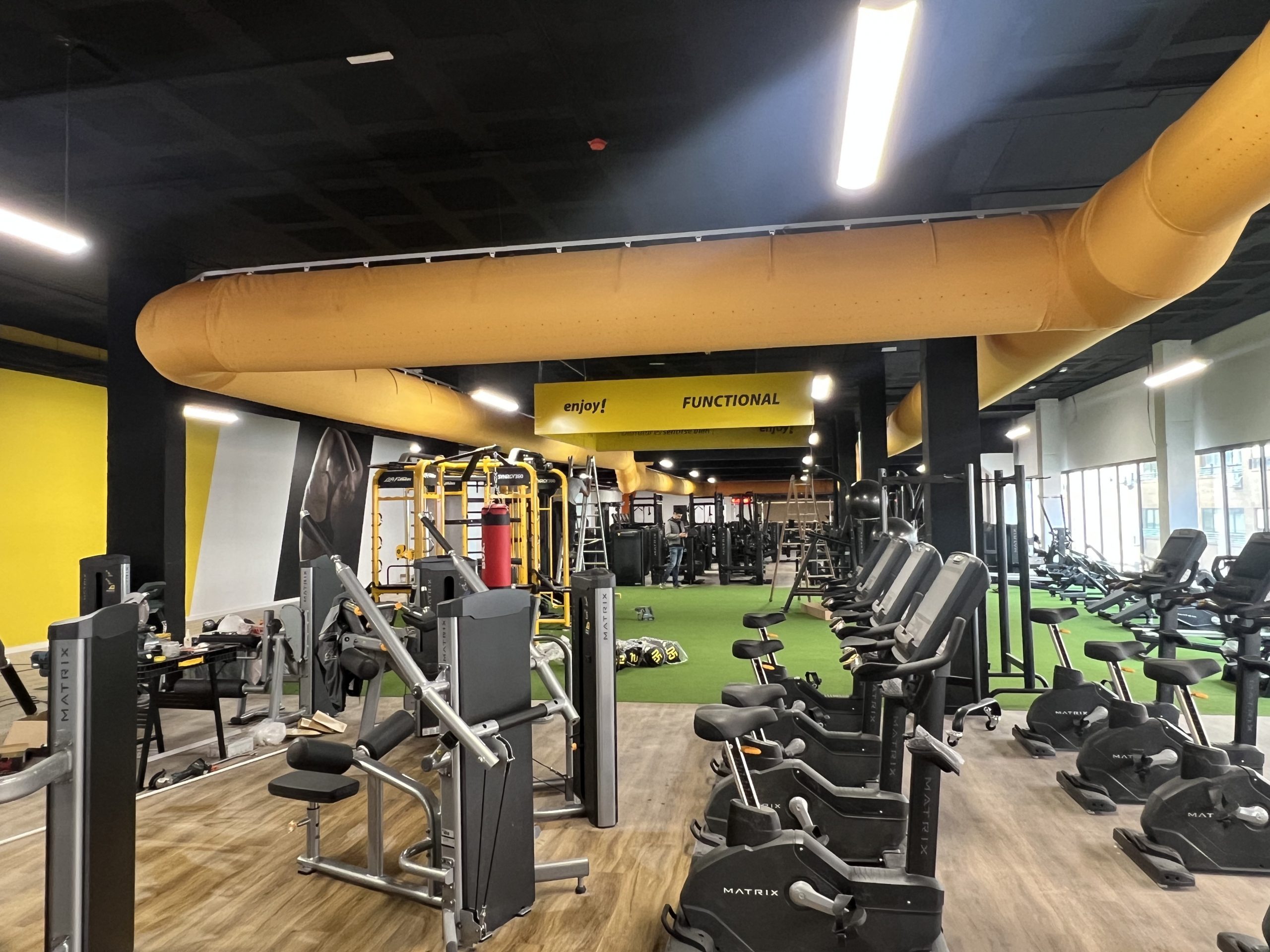 Deckenmontierte textile Luftverteilsysteme für gleichmäßige Luftverteilung in einem großen Innenraum