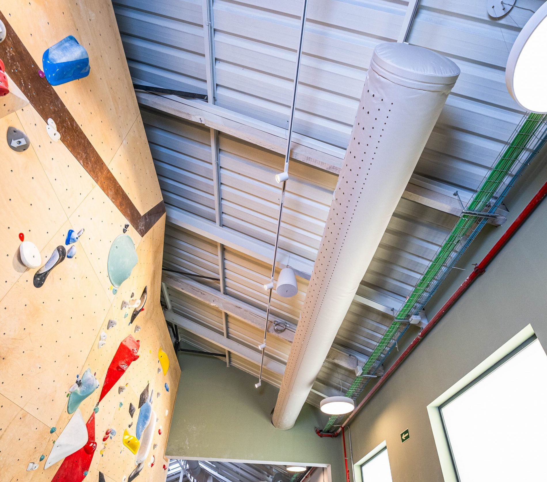 Textile Lüftungskanäle in einer Kletterhalle sorgen für eine gleichmäßige Luftverteilung und hohen thermischen Komfort