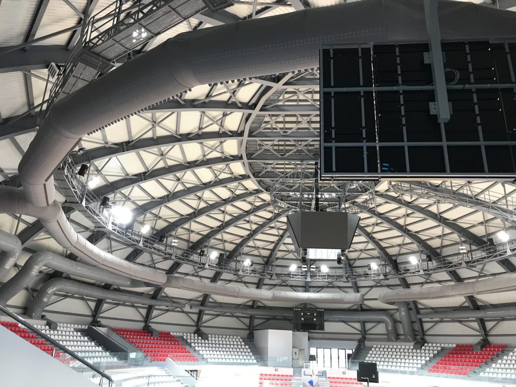 Aire limpio, temperatura constante y bajo consumo: la climatización sostenible es clave en instalaciones deportivas modernas.