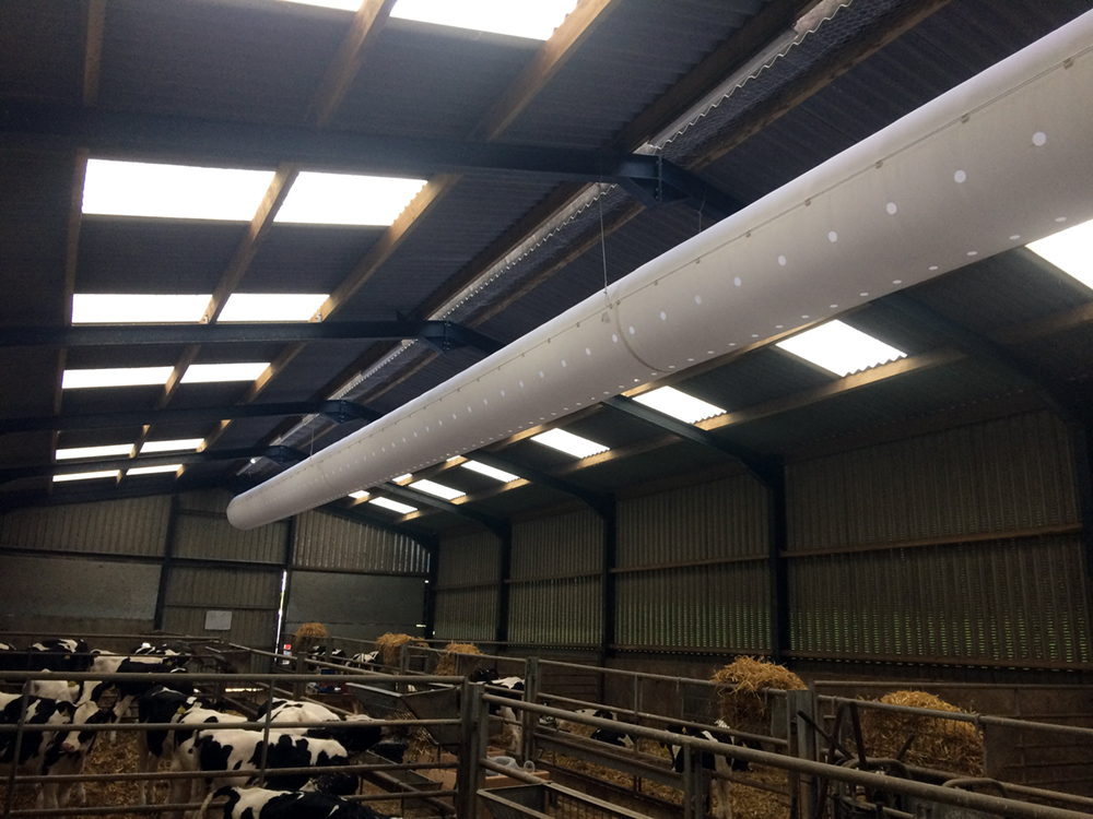 ClimaBarn System für die Stalllüftung im Milchviehstall mit textilen Luftkanälen