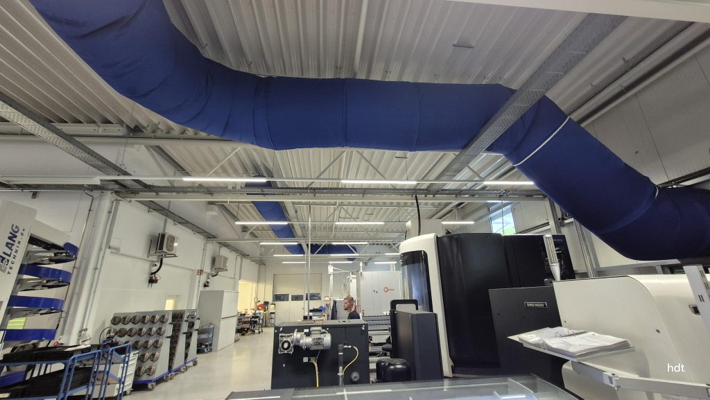 Montierte Textilkanäle in einer modernen Sensorenfabrik zur effizienten Luftführung und kontrollierten Klimatisierung.