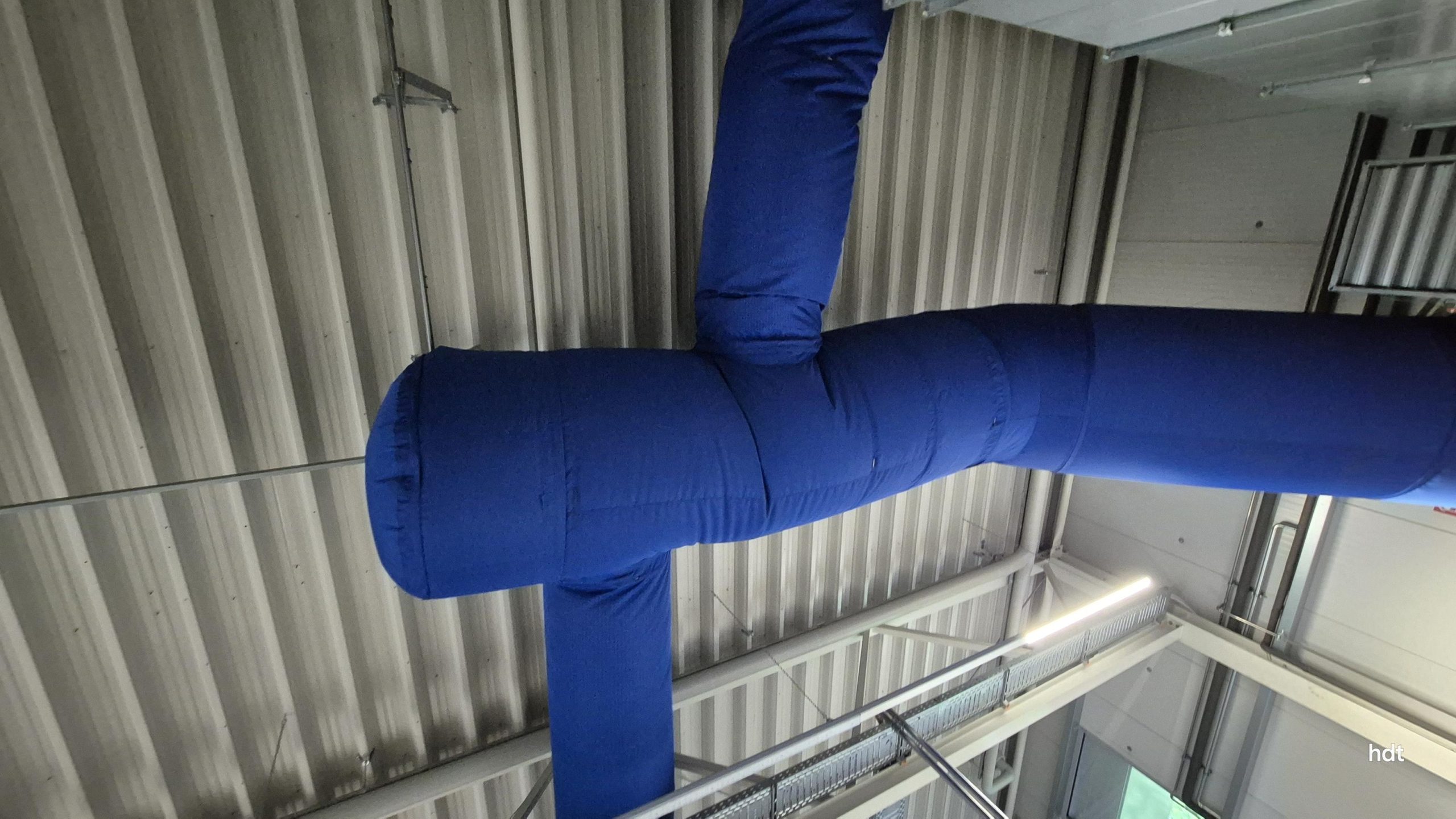 Blaue Textilkanäle von FabricAir über Produktionslinien in einer Sensorenfabrik zur optimierten Luftverteilung.