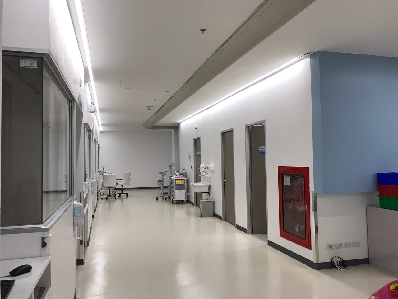 Klinikflur mit Behandlungsräumen, Waschstationen und integriertem textilschlauch-System für die Luftführung.