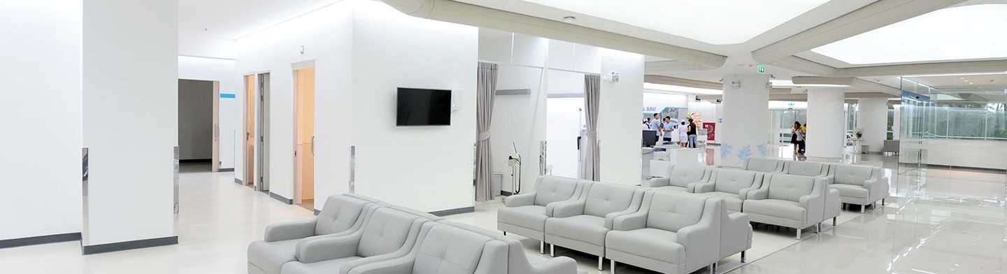 Wartebereich mit Sitzreihen und moderner Deckenarchitektur, ergänzt durch lineare luftkanäle entlang der Raumführung.