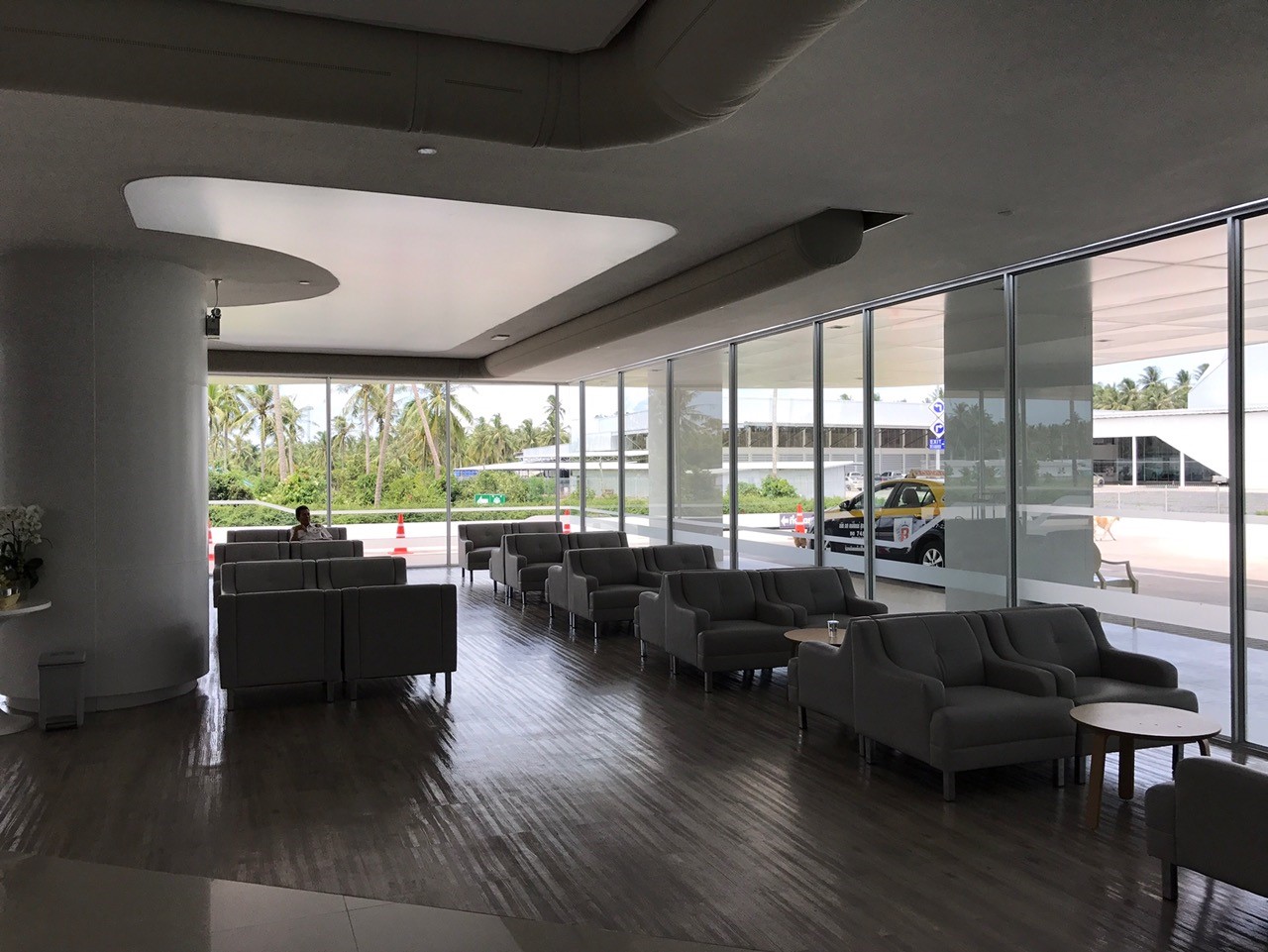 Moderne Lobby mit geschwungener Decke und dezent integrierten luftkanäle entlang der architektonischen Linienführung.