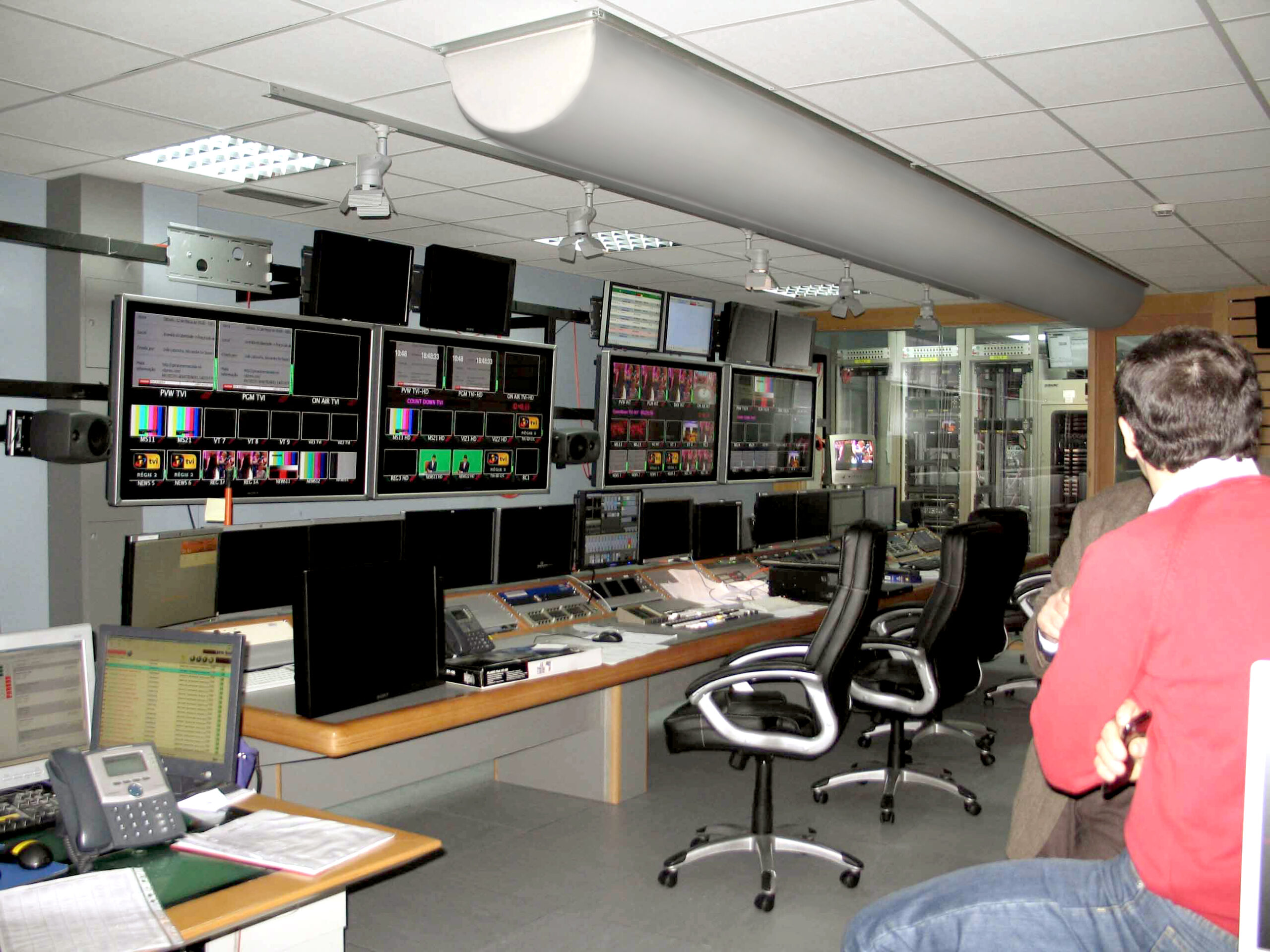 Broadcast-Kontrollraum mit abgehängtem Deckendiffusor oberhalb der Multimedia-Arbeitsplätze.