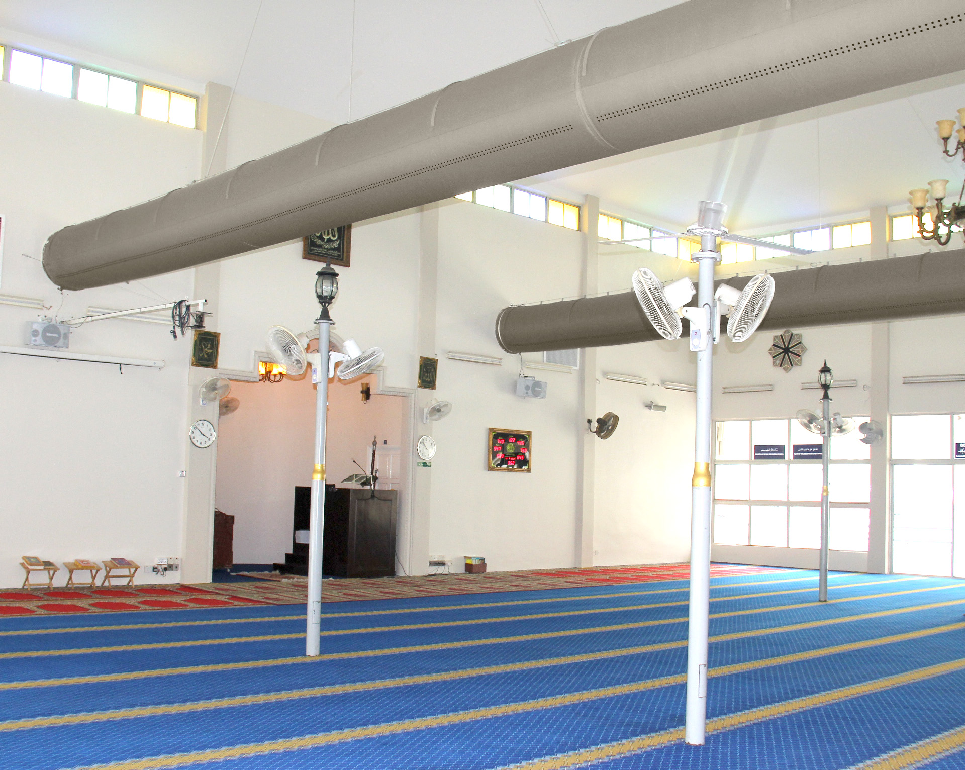 Innenraum einer Moschee mit quer verlaufenden Textilkanälen zur gleichmäßigen Luftverteilung über dem Gebetsbereich.
