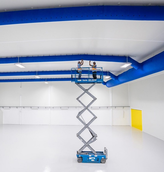 Blå tekstilkanaler på chokolade fabrik