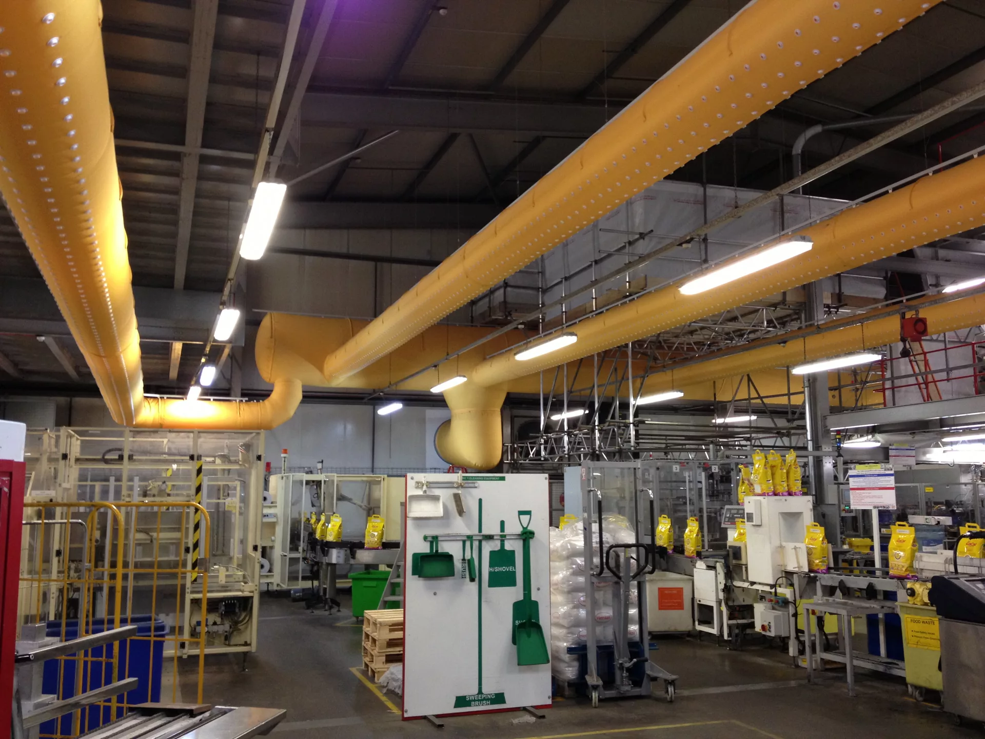 gule tekstilkanaler i fabrikken