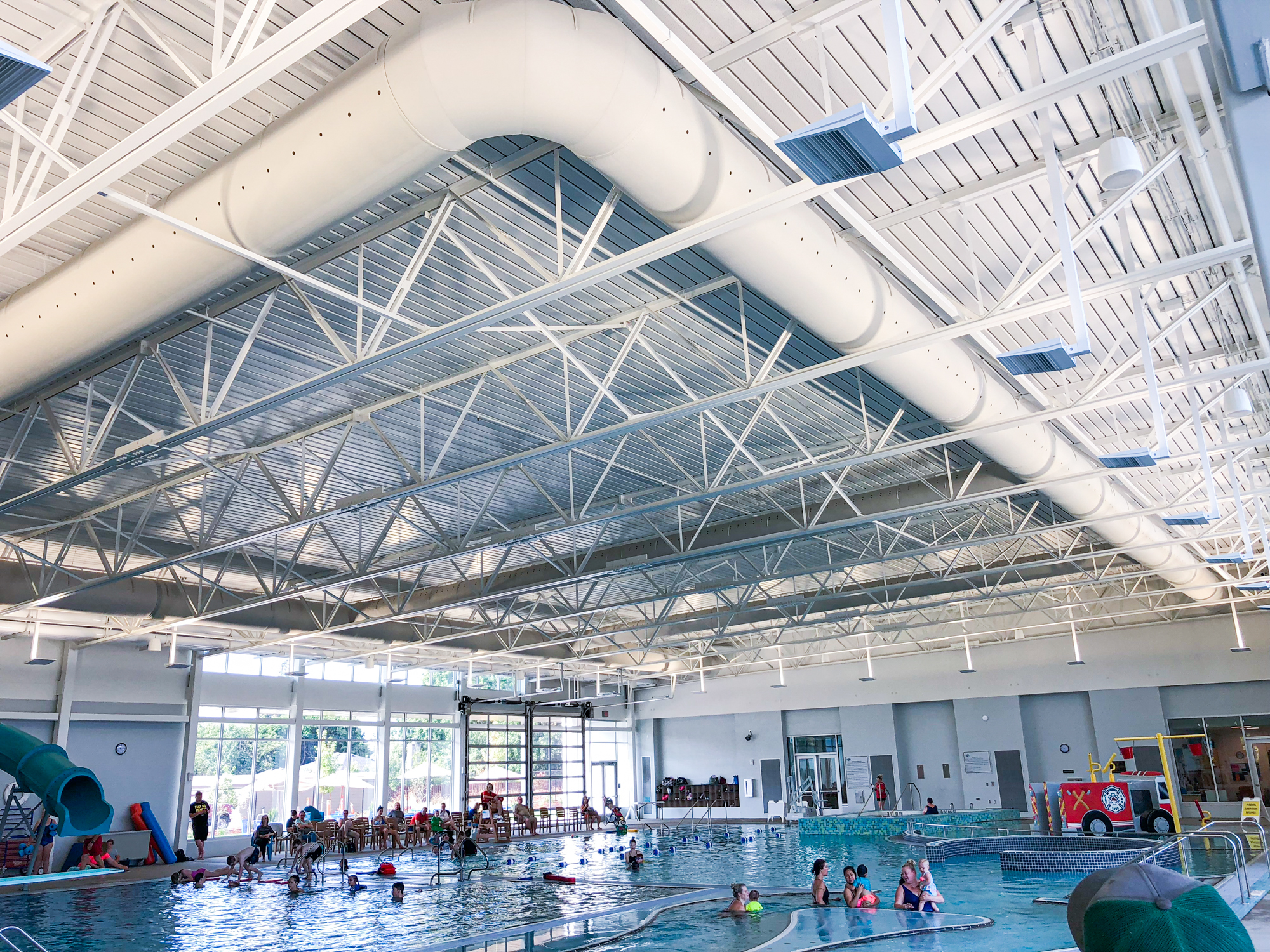 Los productos FabricAir son ideales para piscinas cubiertas: resistentes a la humedad, lavables y capaces de mantener un confort térmico constante.