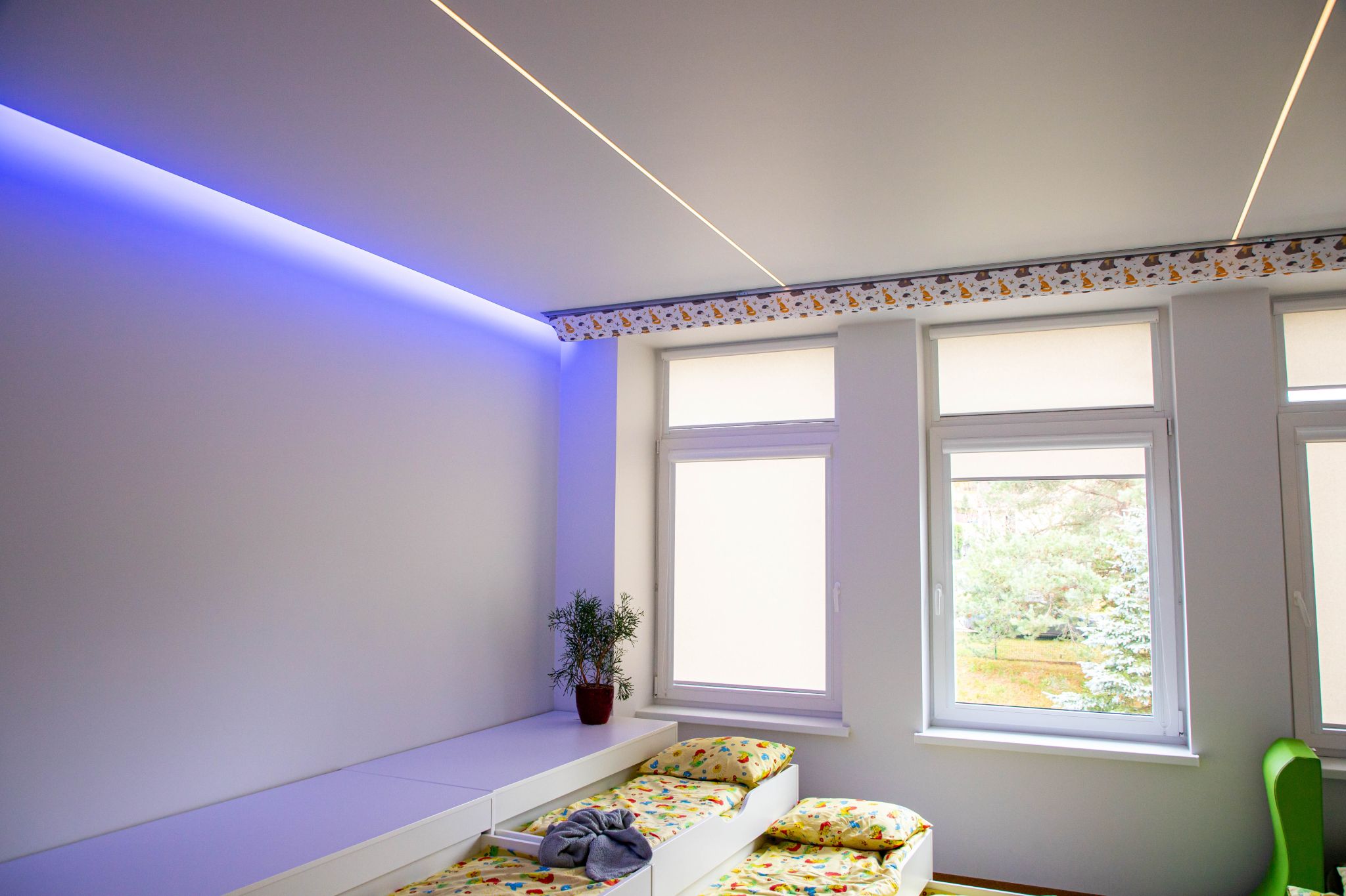 Conductos textiles resistentes y estéticos para centros educativos.