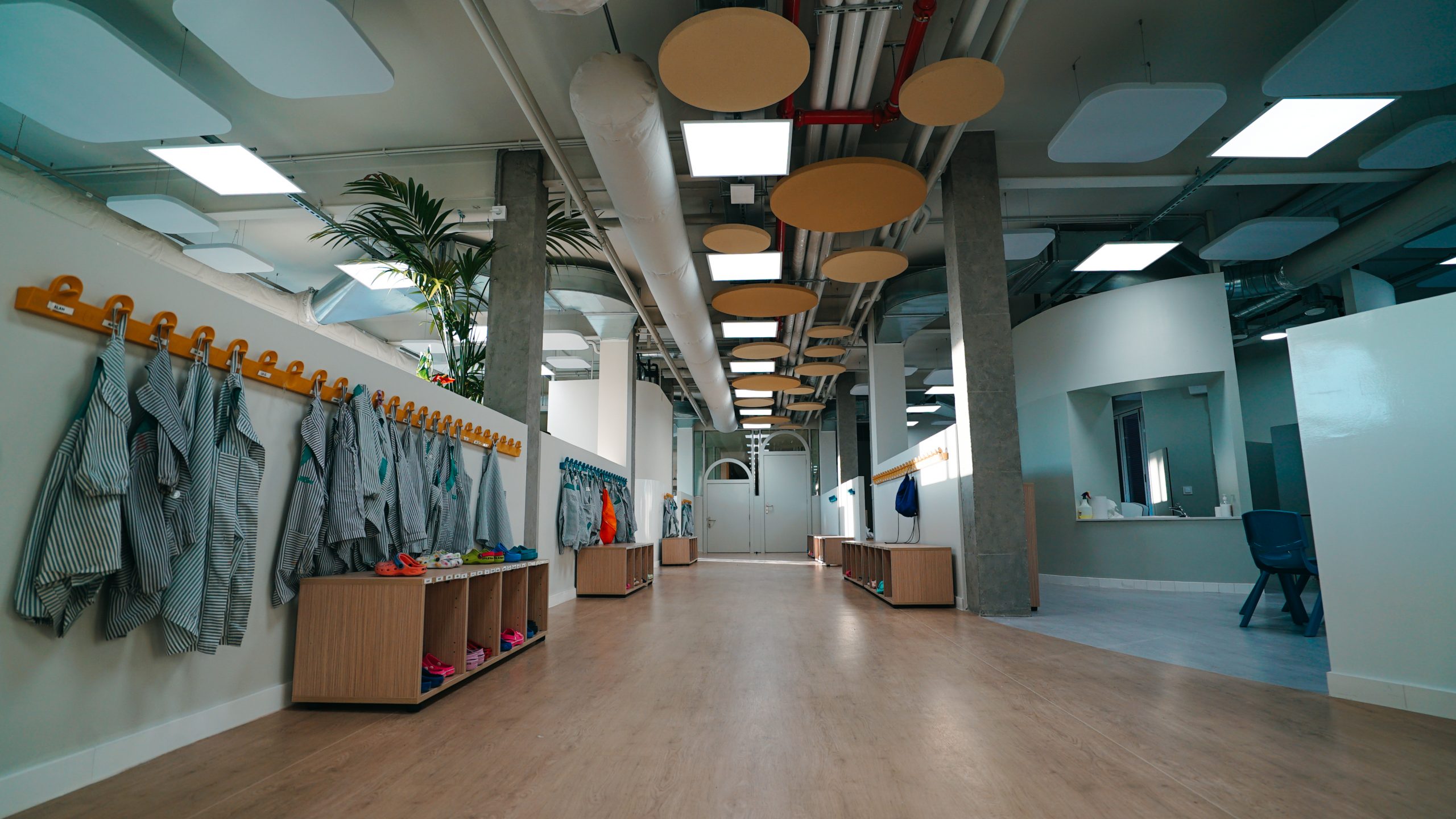 Conductos textiles para centros educativos que mejoran el confort térmico.