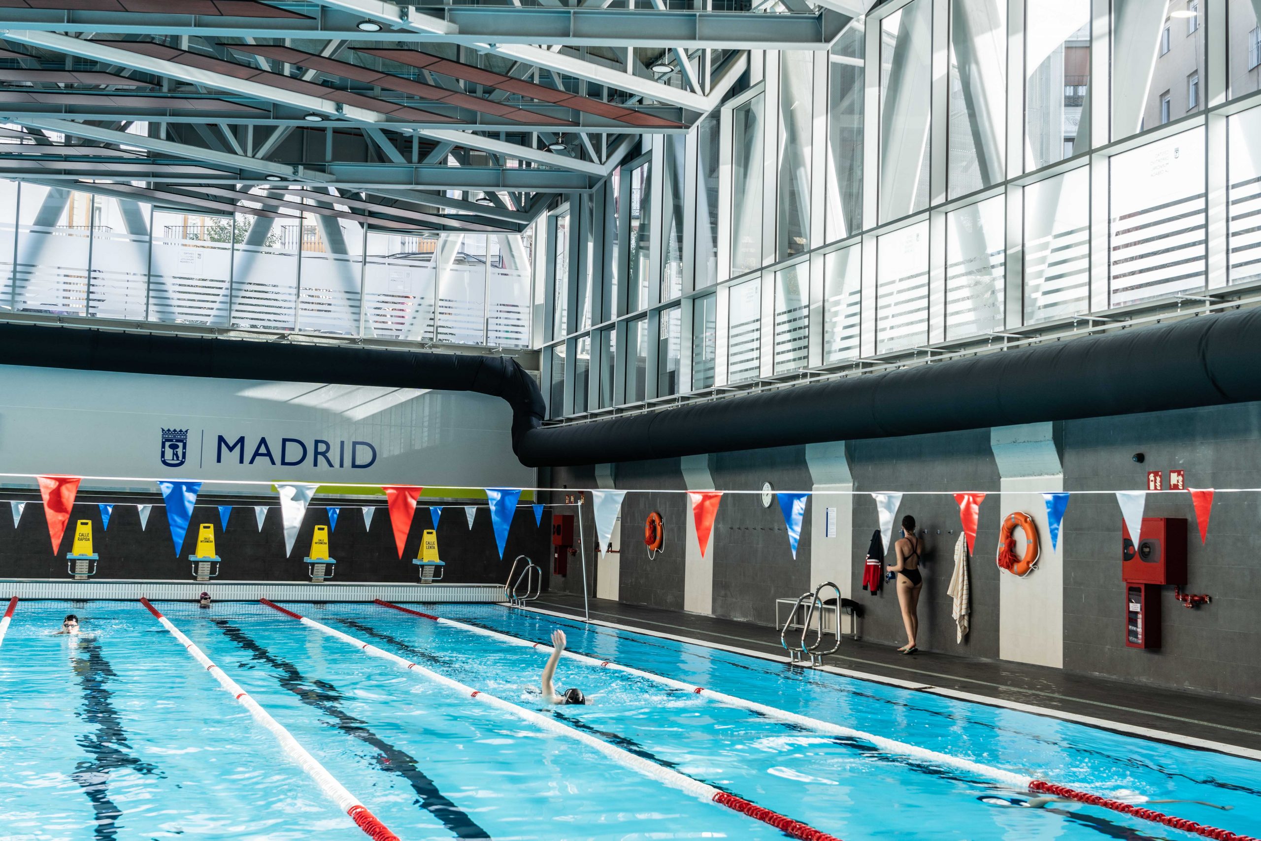 Conductos textiles para piscinas que previenen condensaciones en techos.