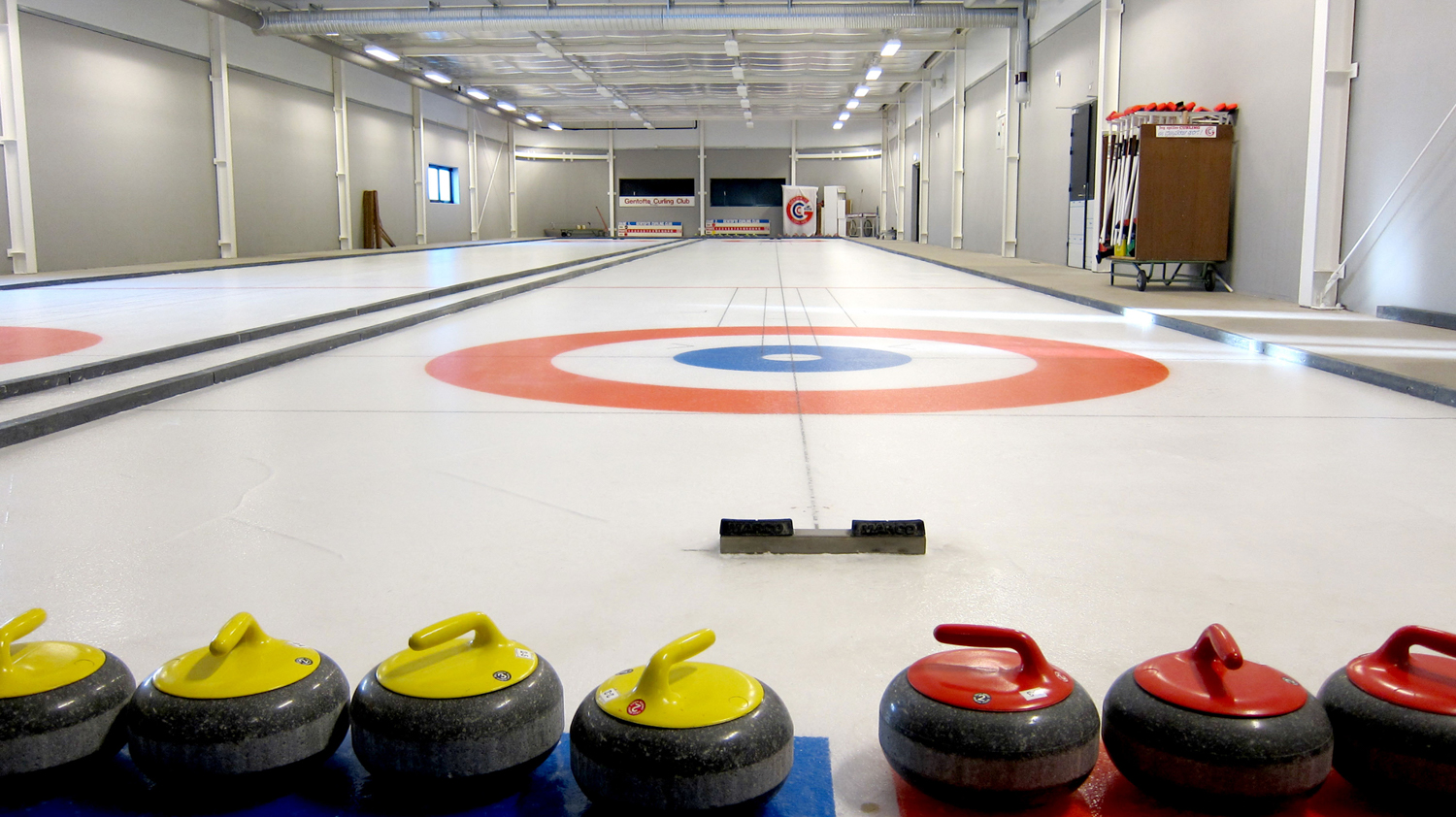 Conductos textiles para pistas de hielo que evitan la condensación en techos.