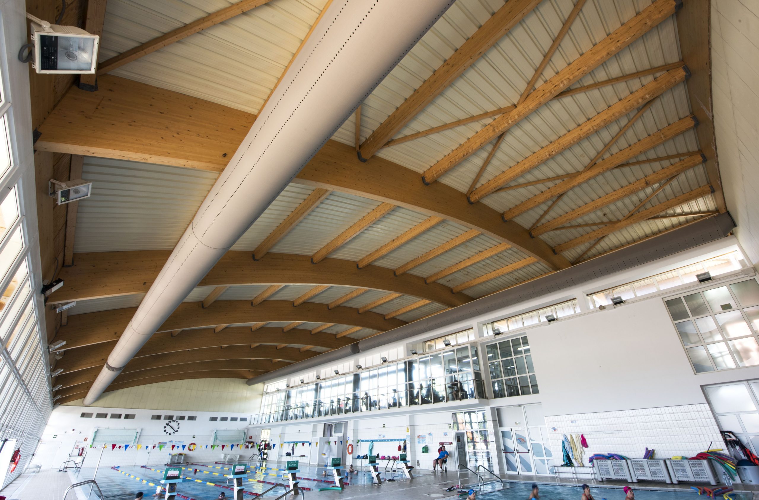 Solución HVAC con conductos textiles para piscinas cubiertas de alto tráfico