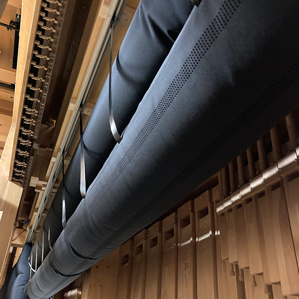 Conductos textiles para lugares de culto que preservan la atmósfera del espacio.