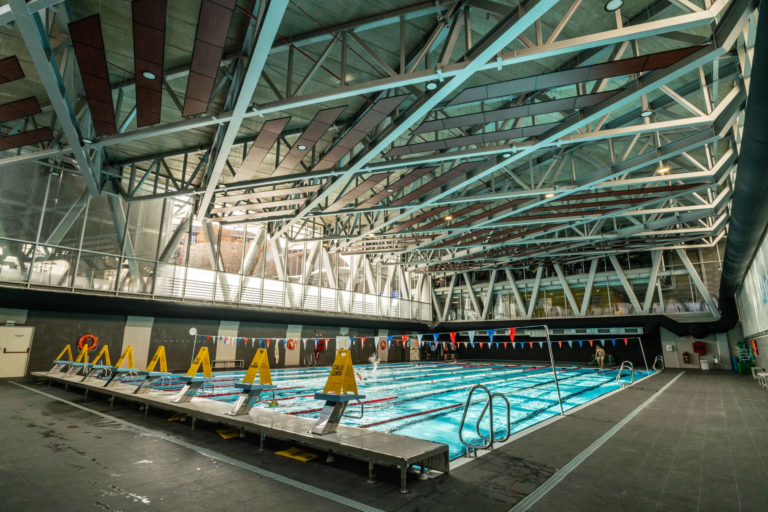 Ventilación eficiente con conductos textiles en piscinas climatizadas.