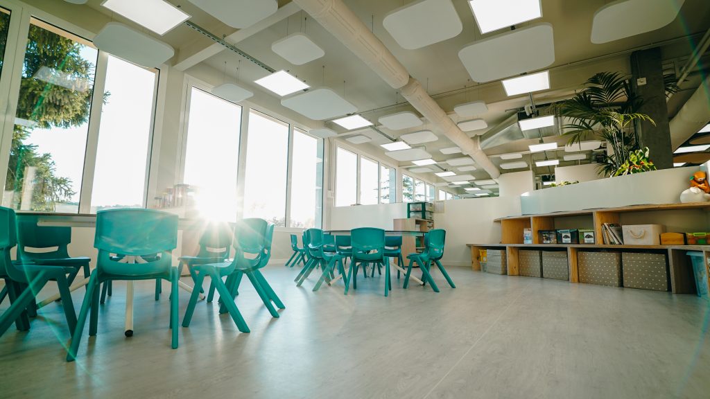 En centros educativos, mantener una buena calidad del aire interior mejora el bienestar y la concentración. Los conductos textiles son una solución silenciosa y saludable.