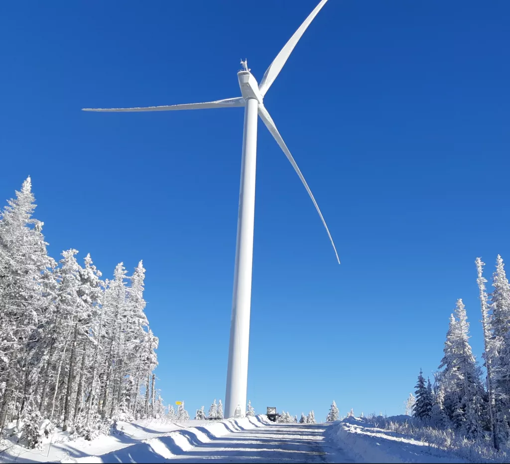 Sistema BorealisWind con conductos textiles diseñados para proteger aerogeneradores del hielo, parte de la línea de productos FabricAir desde 2023