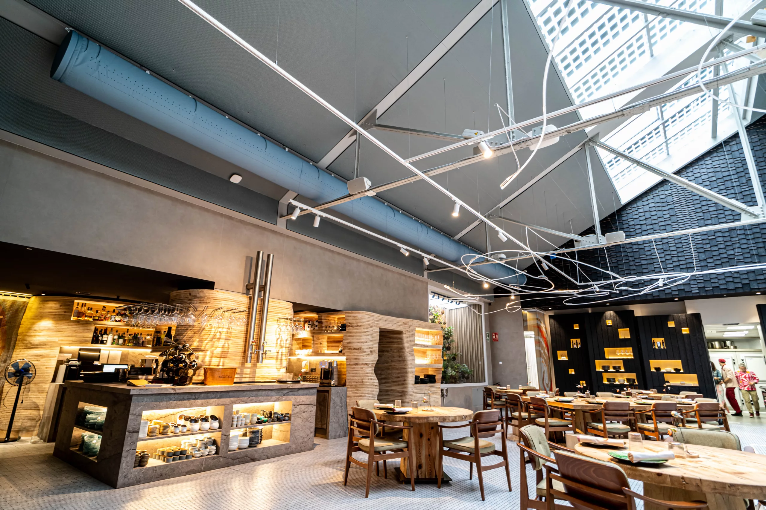 En restauración, el servicio de lavandería FabricAir ayuda a preservar la limpieza del sistema HVAC y garantizar un ambiente saludable para clientes y personal, manteniendo limpios tus conductos.