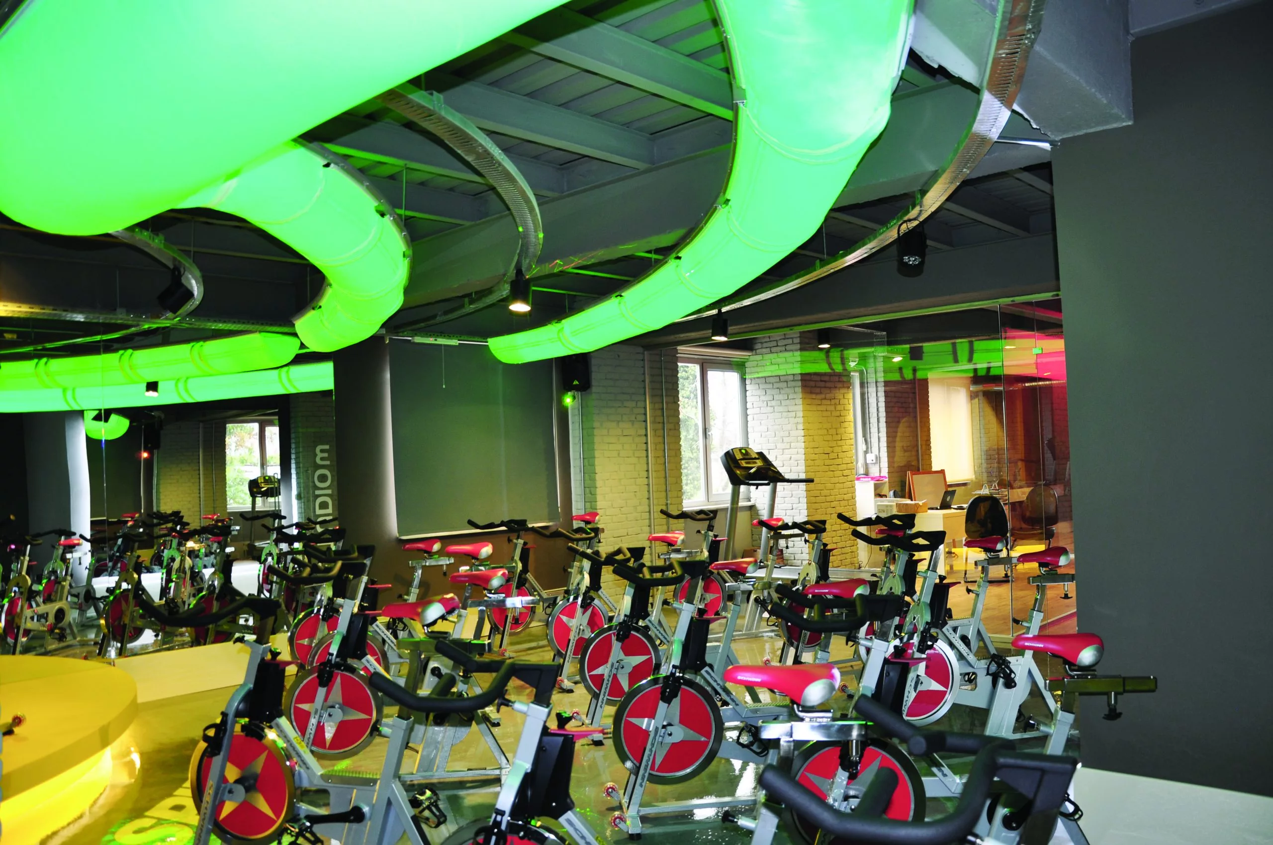 El trabajo con conductos textiles permite una instalación rápida y sin complicaciones, incluso en espacios reducidos.