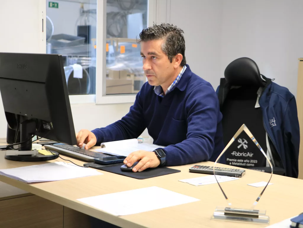 Paco Baixauli, gerente de Metalduct, junto al premio a mejor instalador de conductos textiles, reconocimiento a su compromiso con la calidad y la precisión.