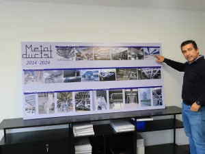 Paco Baixauli señalando una de sus instalaciones con conductos textiles FabricAir: proyectos técnicos, eficientes y con atención al detalle. Paco Baixauli señalando una de sus instalaciones con conductos textiles FabricAir: proyectos técnicos, eficientes y con atención al detalle.