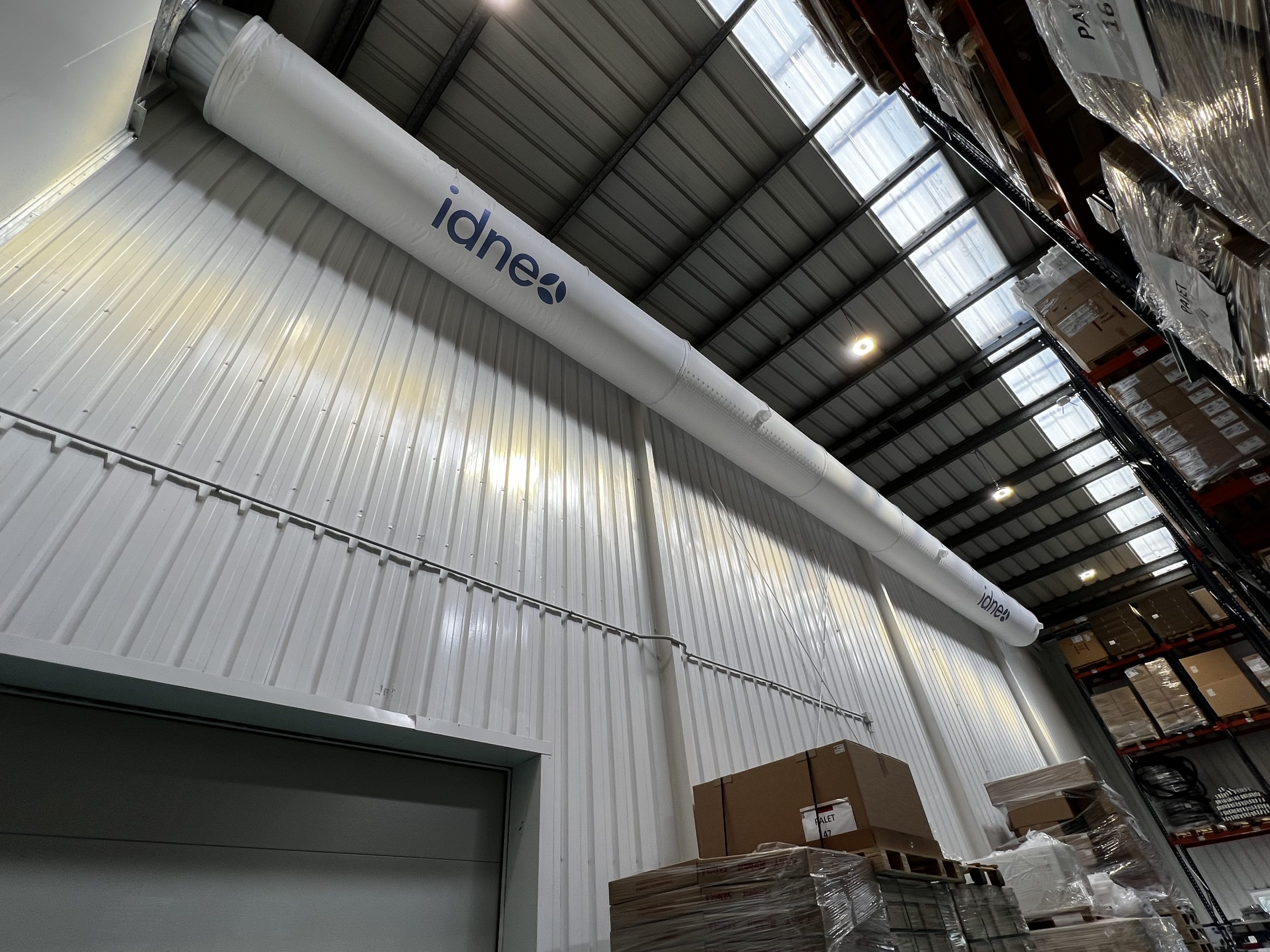 En centros logísticos, los sistemas de conductos FabricAir permiten climatizar espacios de gran volumen con rapidez, eficiencia y mínima carga estructural.