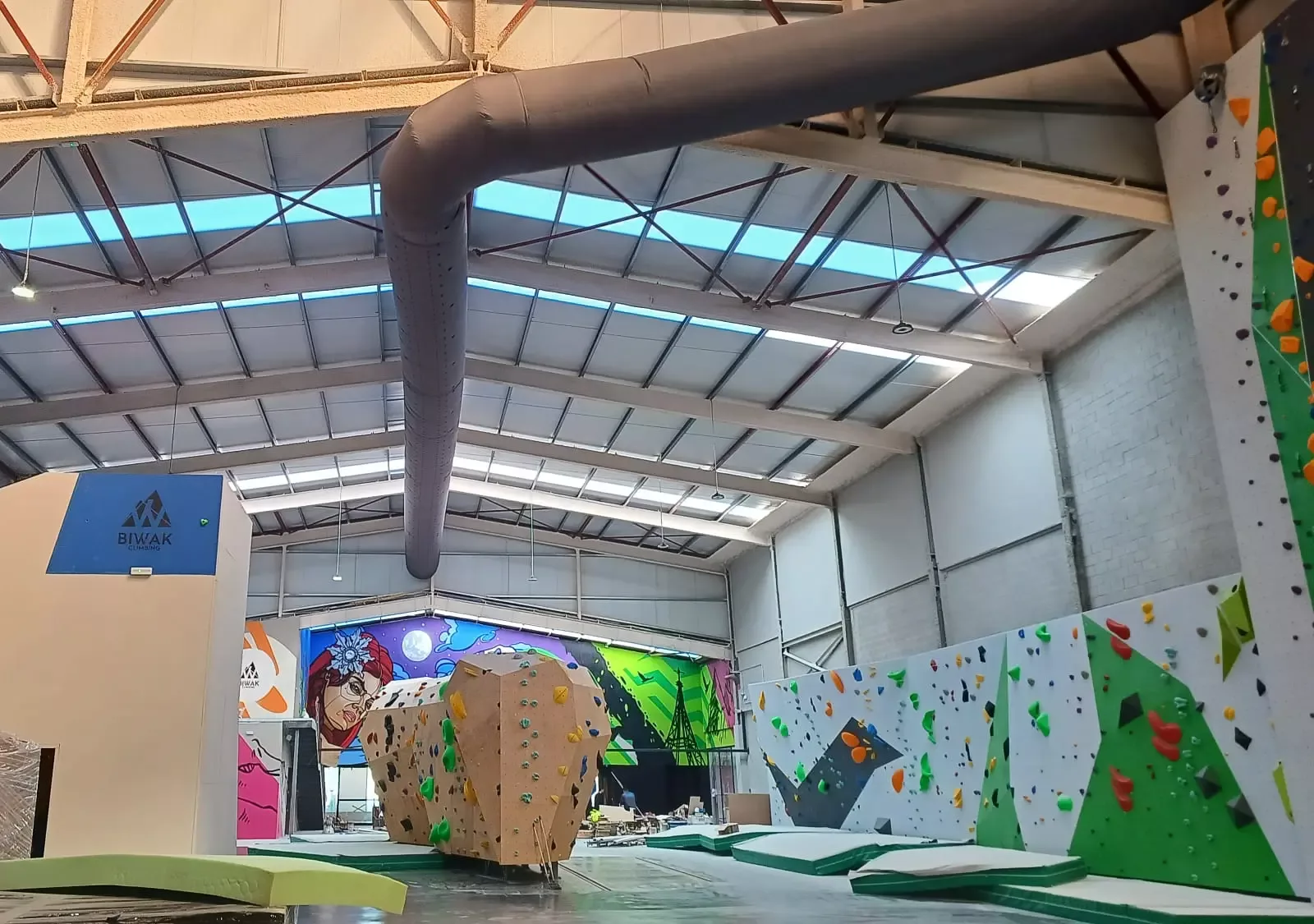 En espacios amplios como centros deportivos, los conductos textiles para arquitectos garantizan confort, estética y funcionalidad en una sola solución.