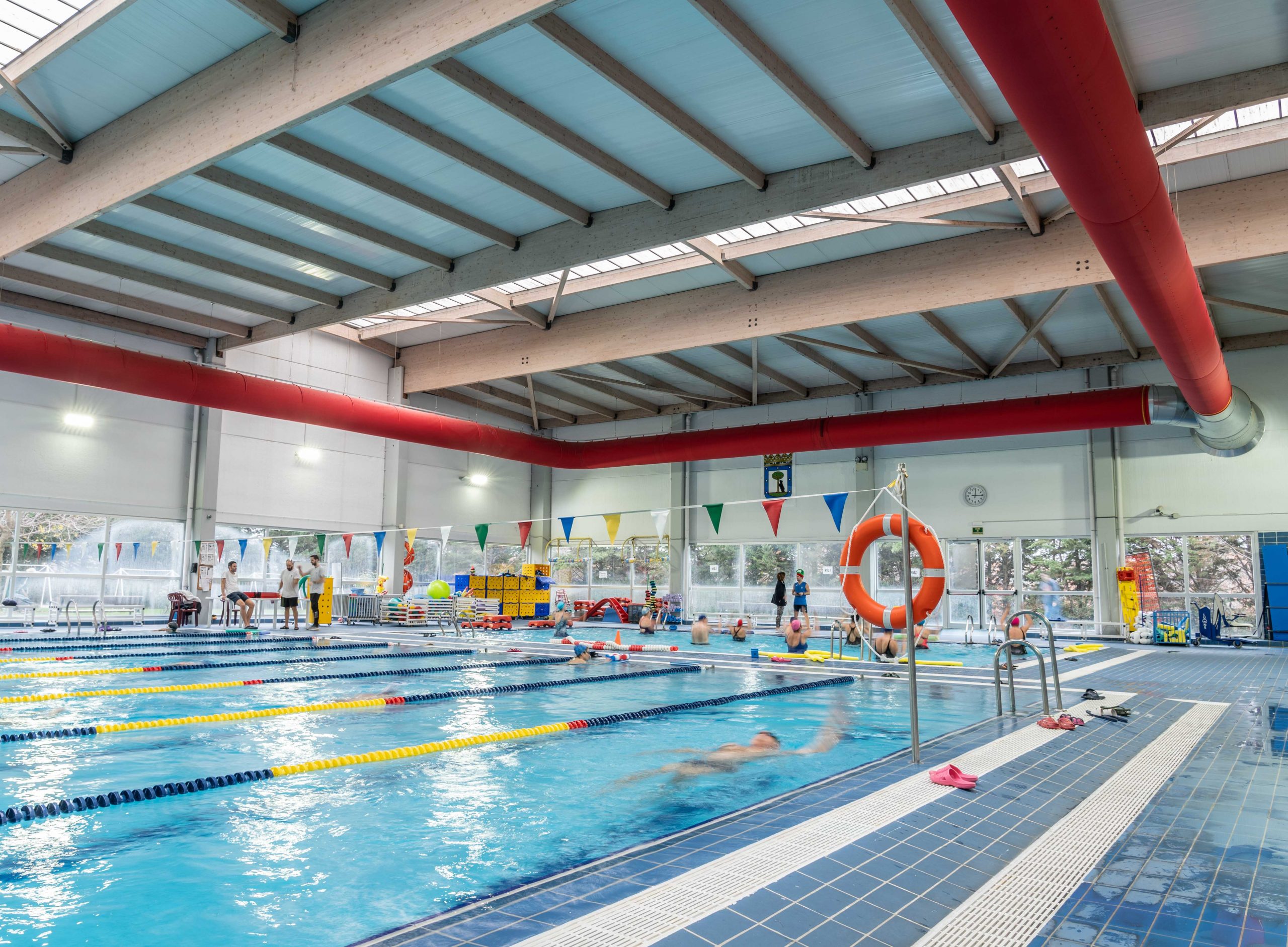 Conductos textiles en piscina cubierta para climatización uniforme.