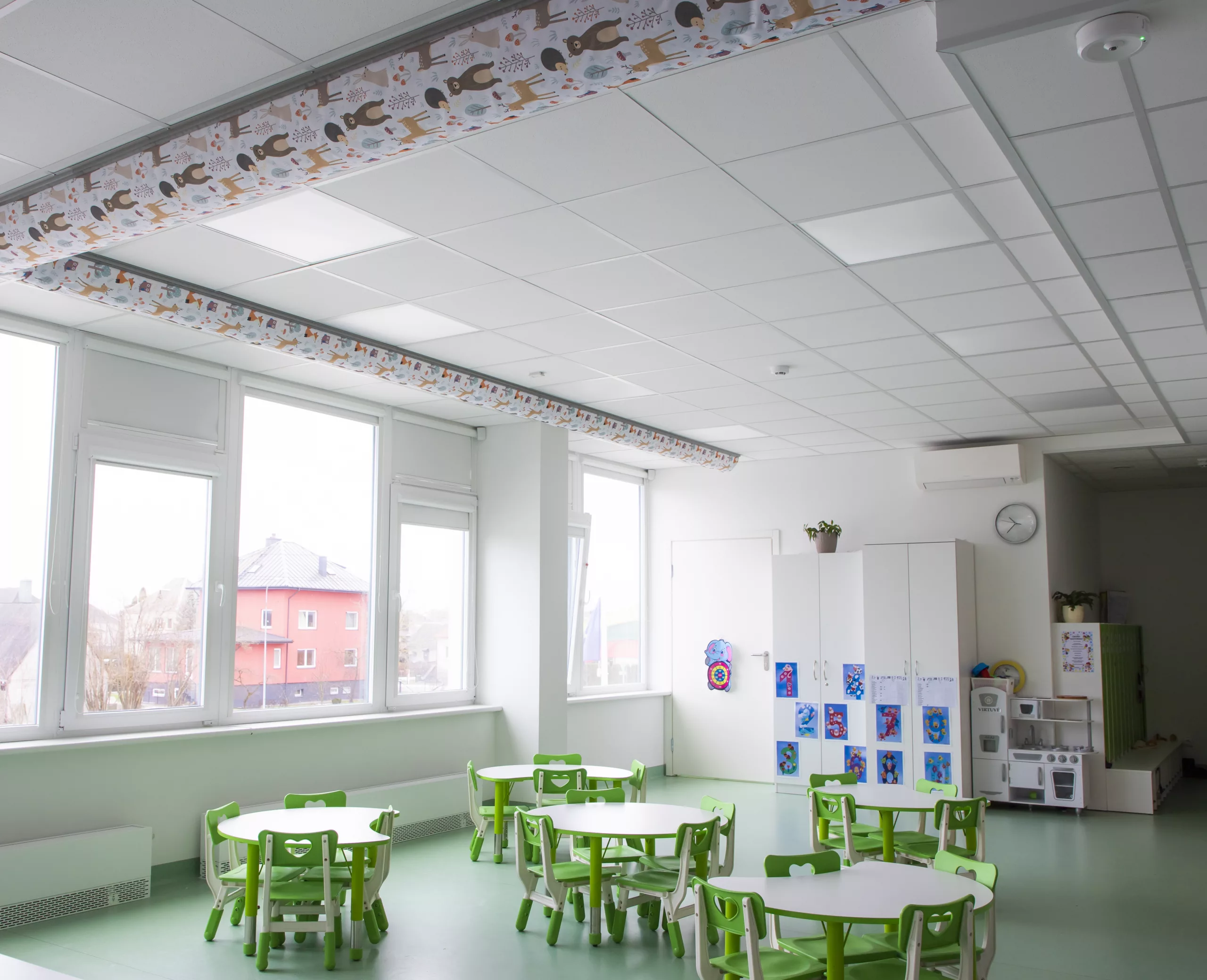 Diseñados para integrarse con armonía en espacios educativos, los conductos textiles para arquitectos combinan funcionalidad y diseño limpio.