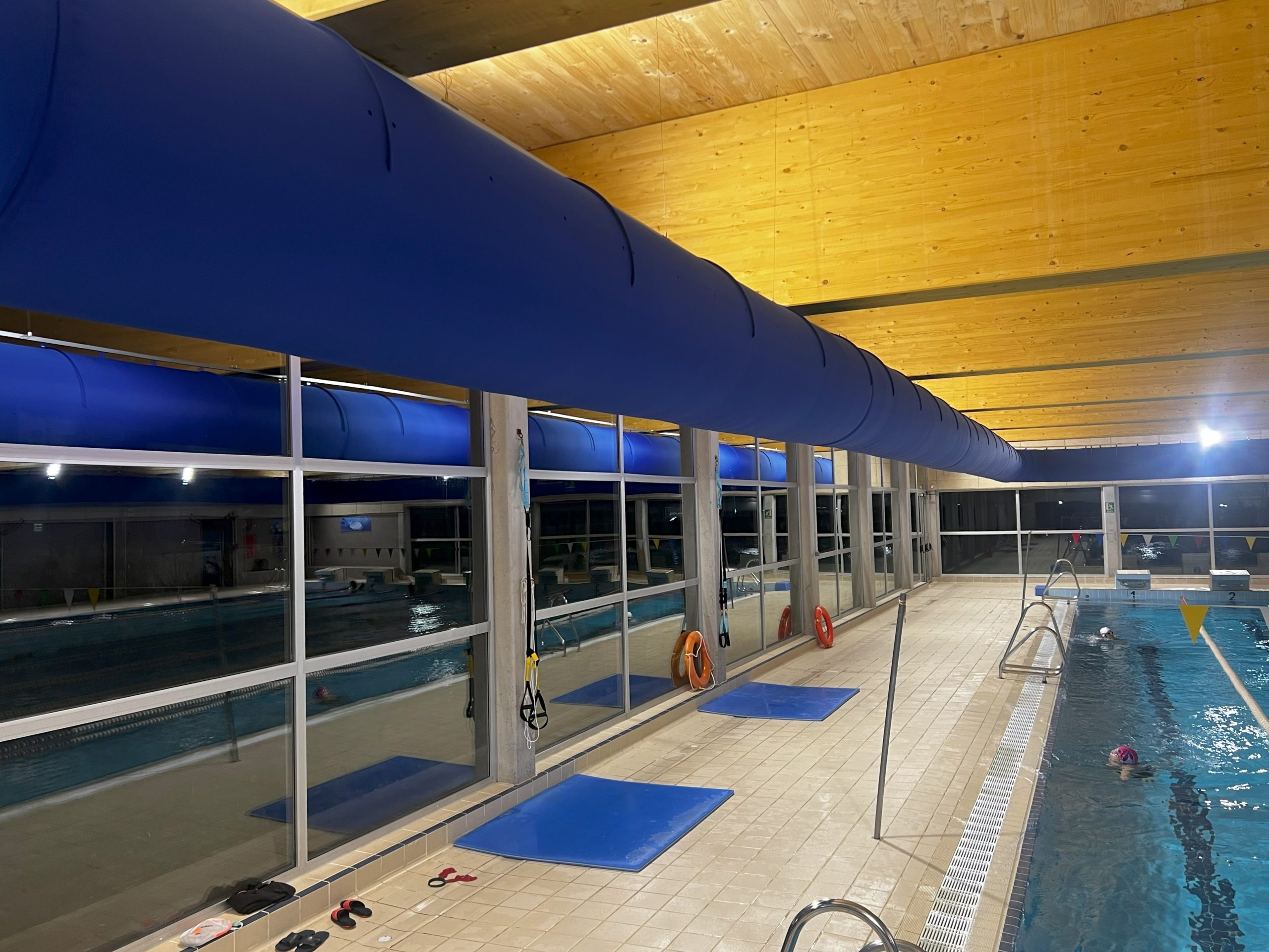 Conductos textiles FabricAir en el Centro Deportivo Amorós para la ventilación de la piscina cubierta